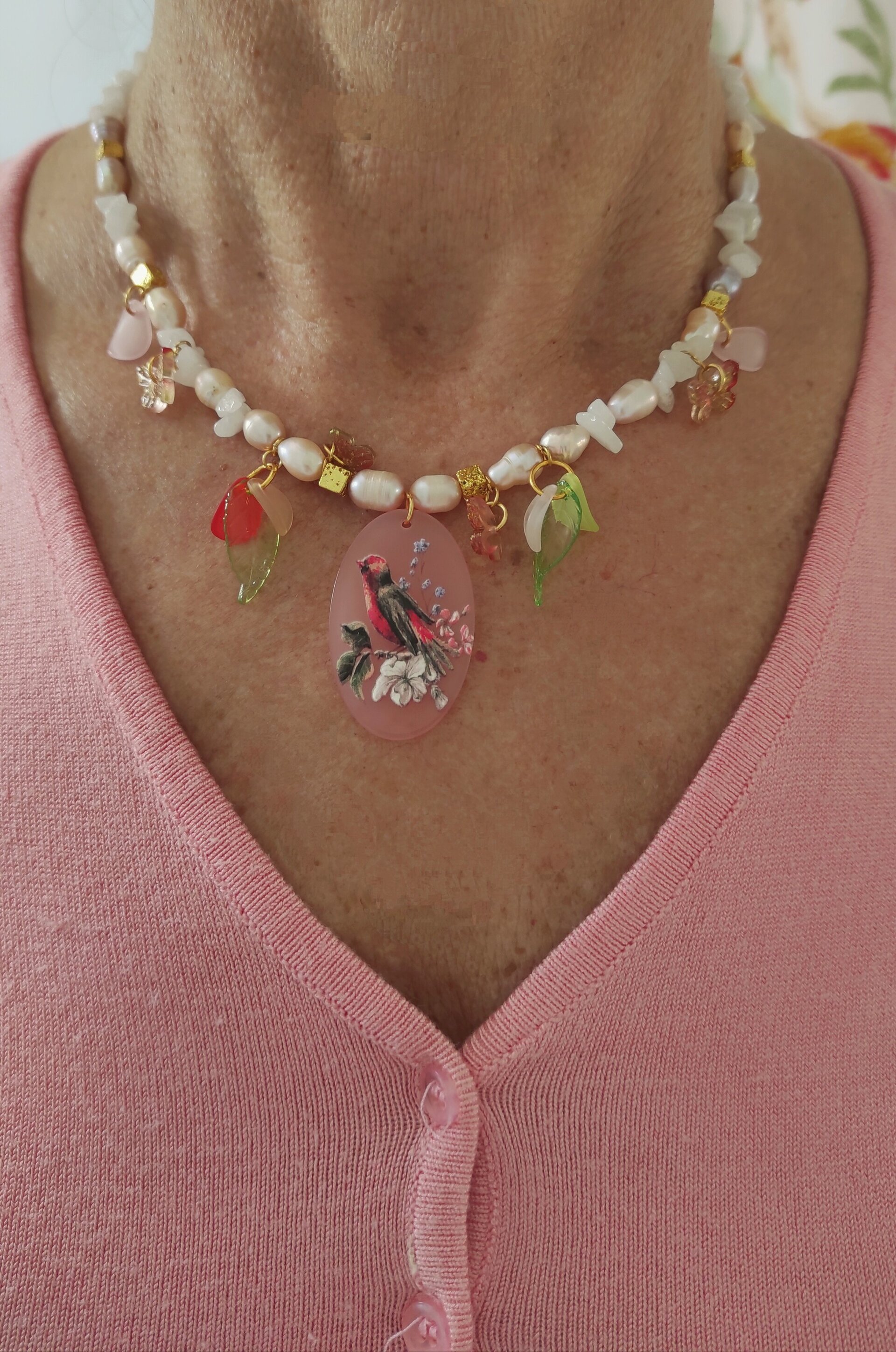 Collar jade blanco y perlas con pajarito en resina - 5