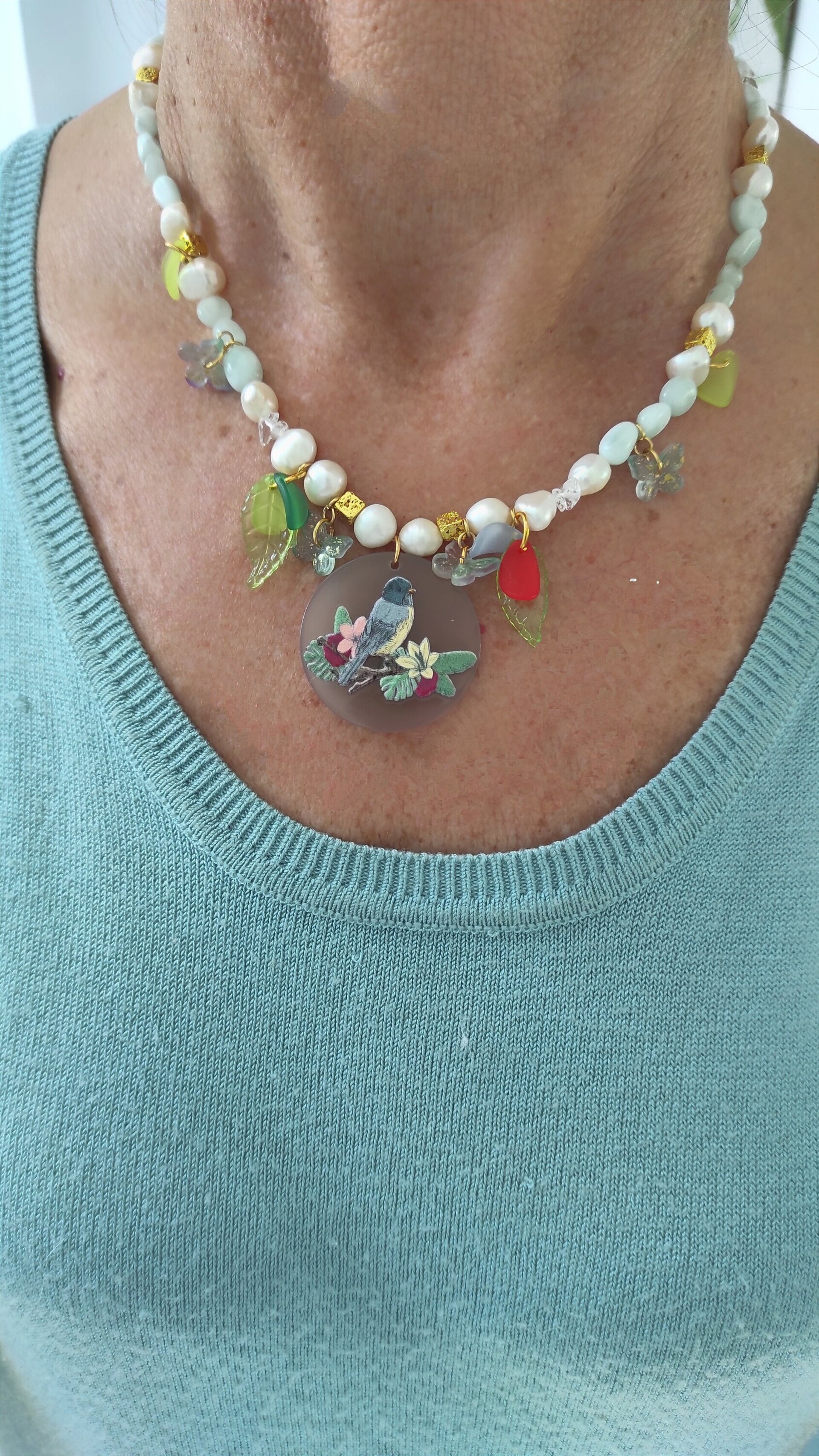 Collar de piedras agua marina y perlas con colgante de pájaro en resina - 4