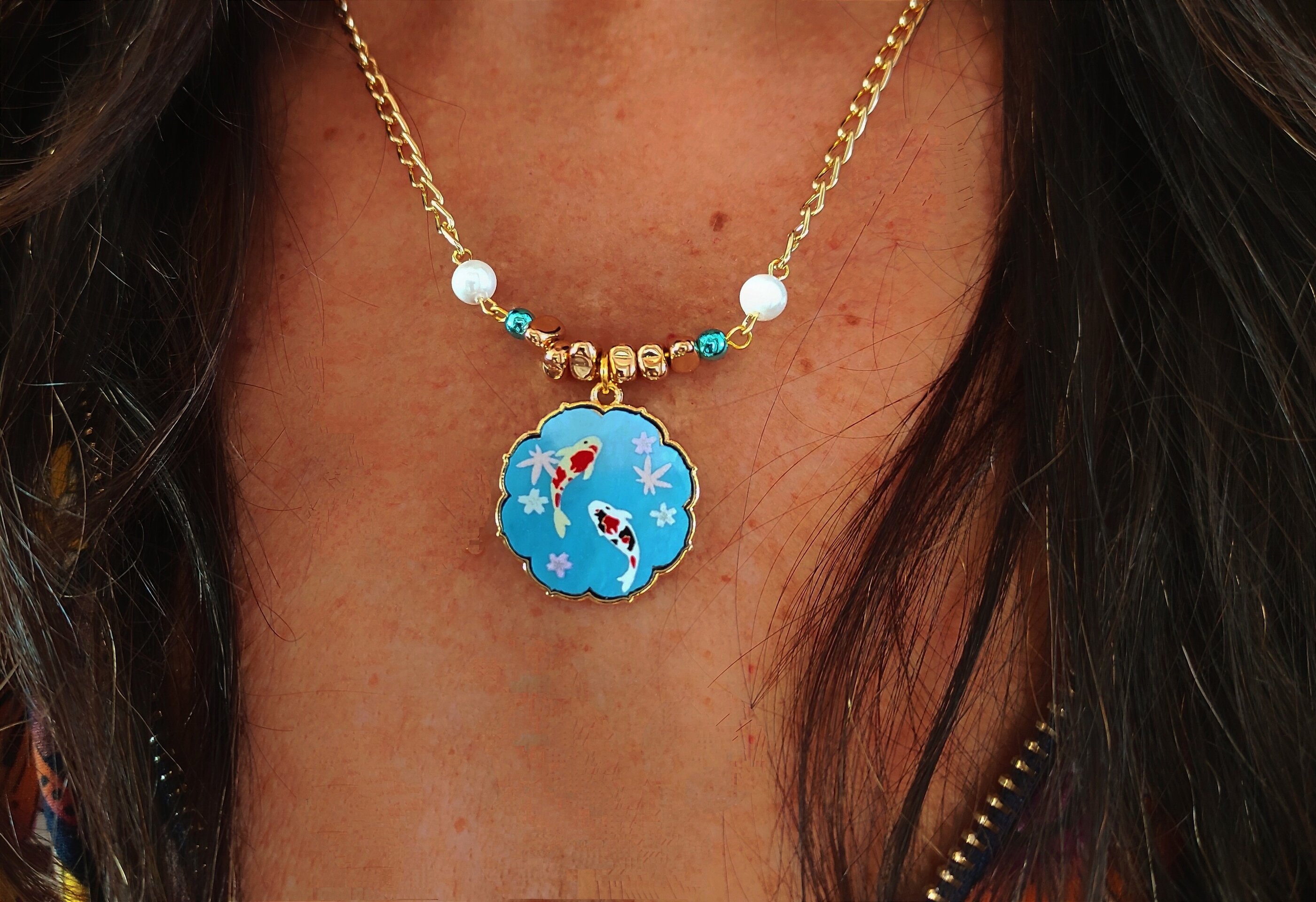 Collar cadena dorada con colgante de peces - 4