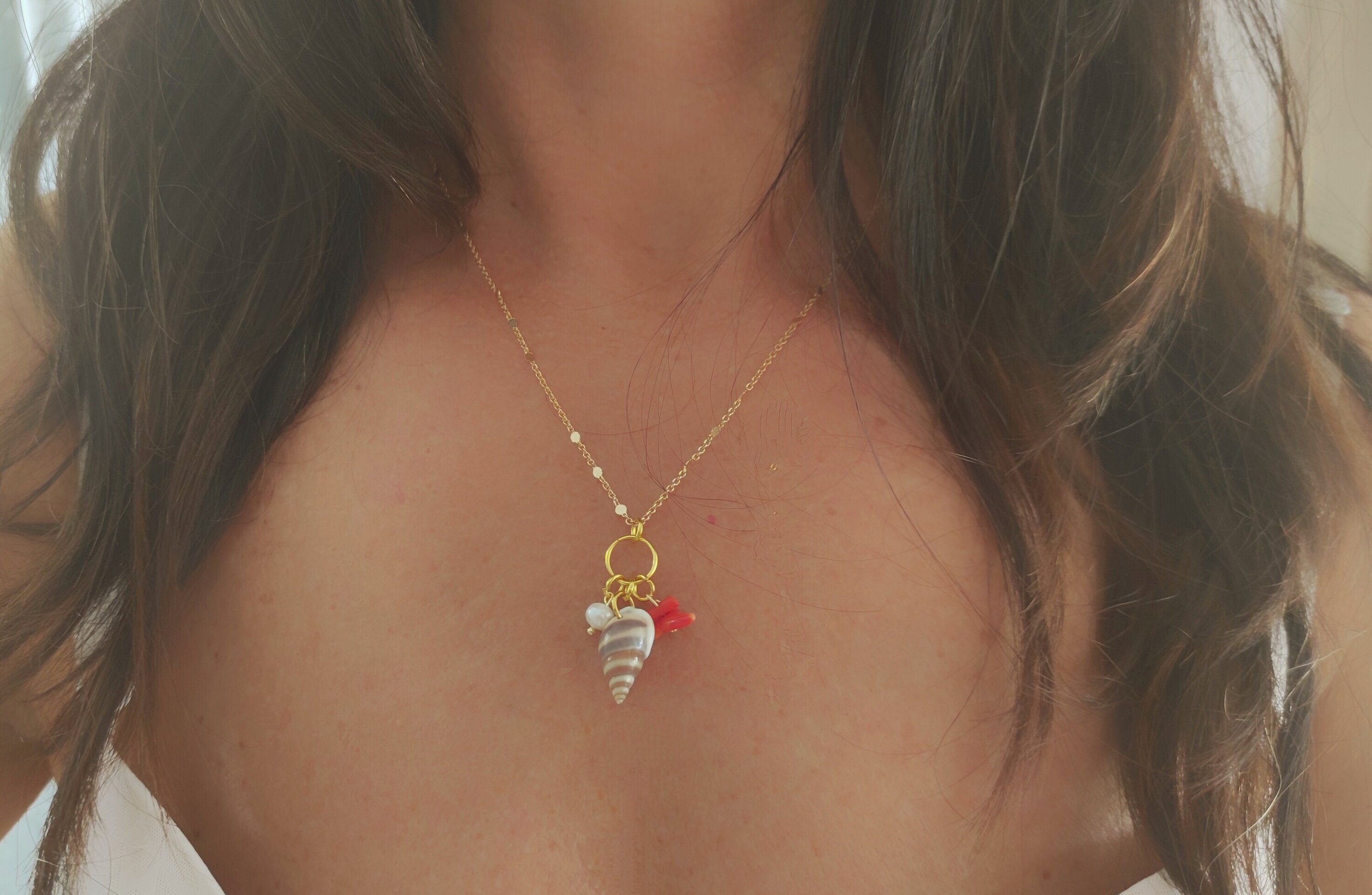 Collar cadena dorada con caracola y coral - 4