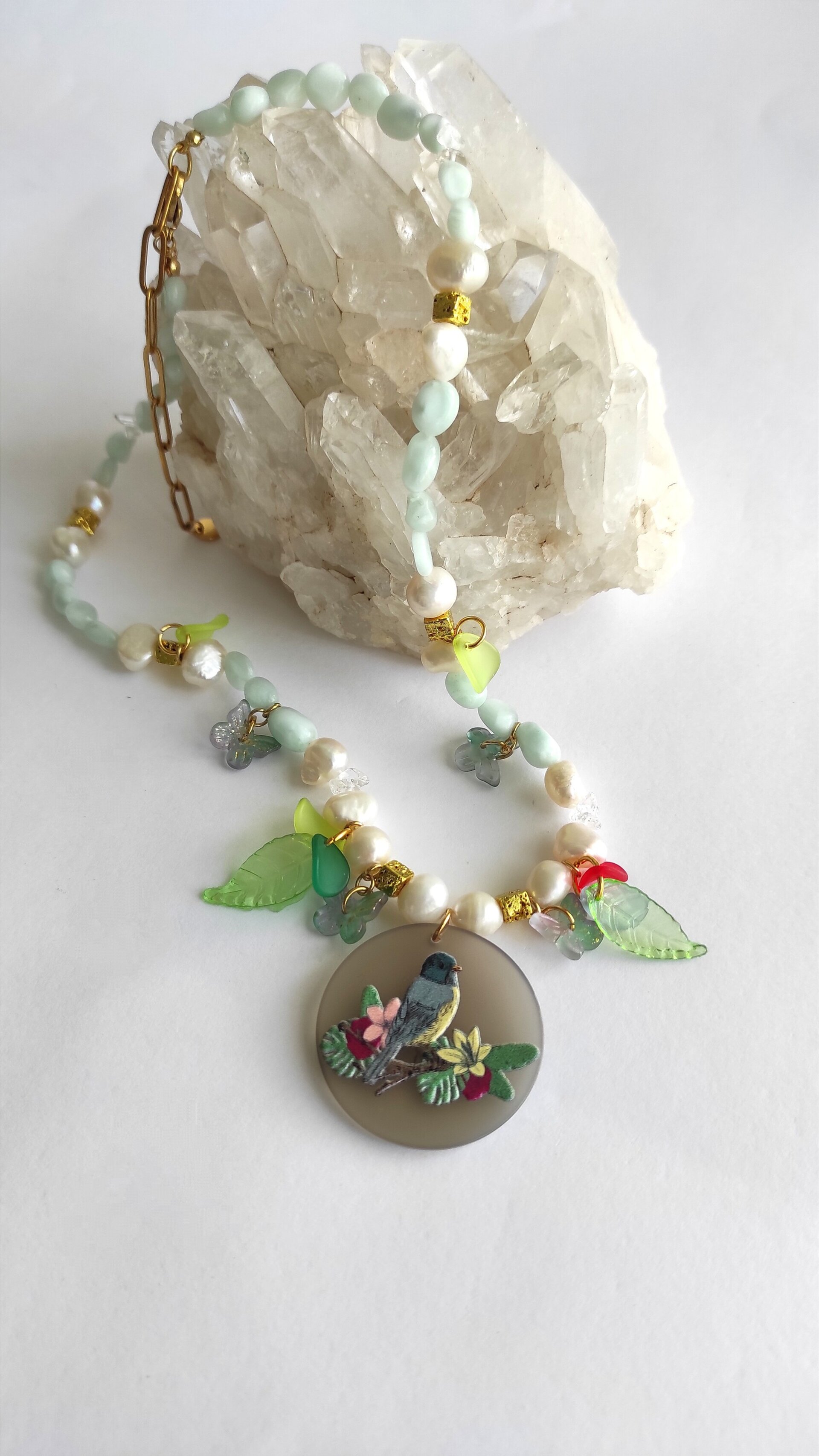 Collar de piedras agua marina y perlas con colgante de pájaro en resina - 3
