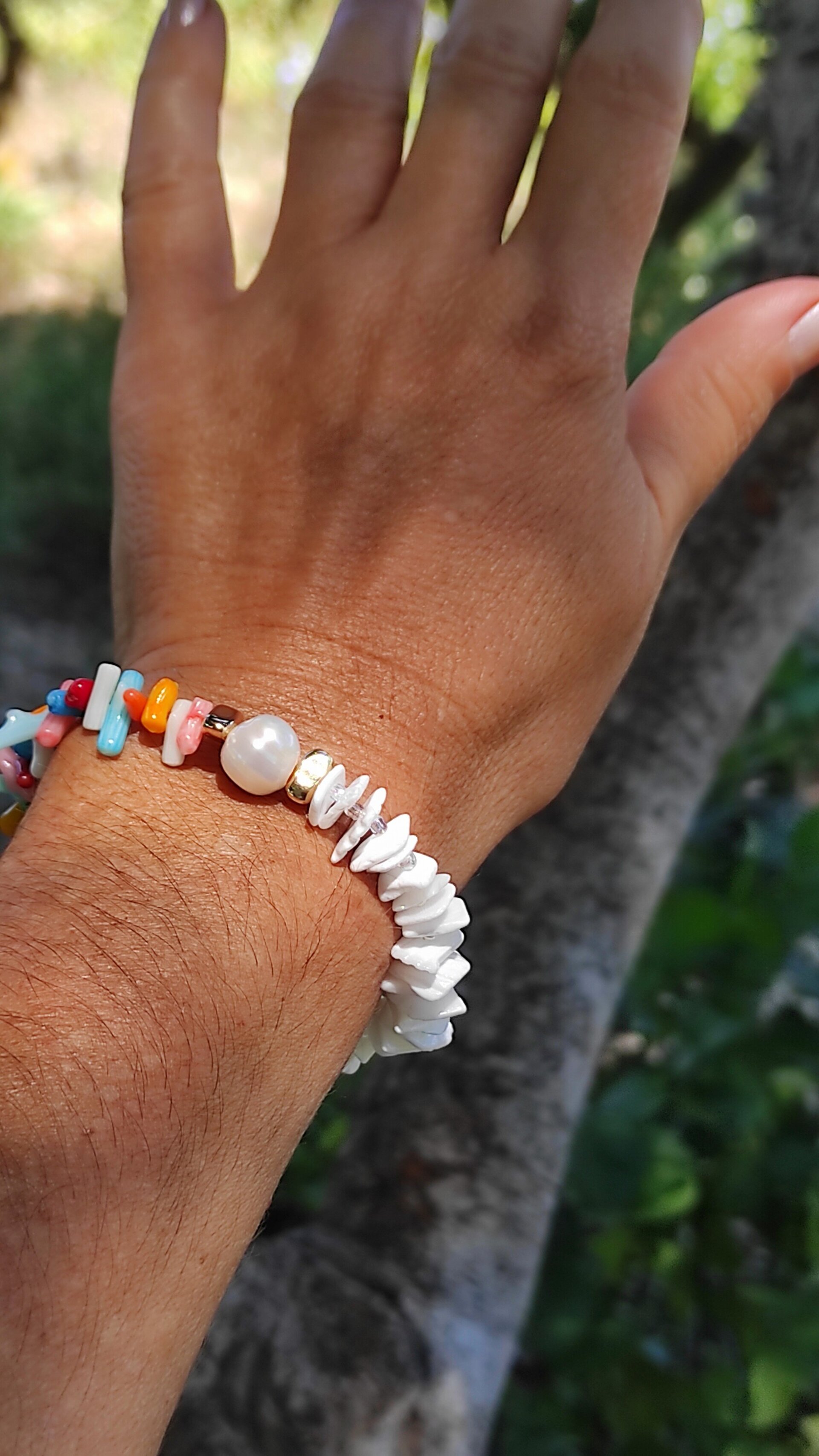 Pulsera corales multicolor y concha blanca - 5