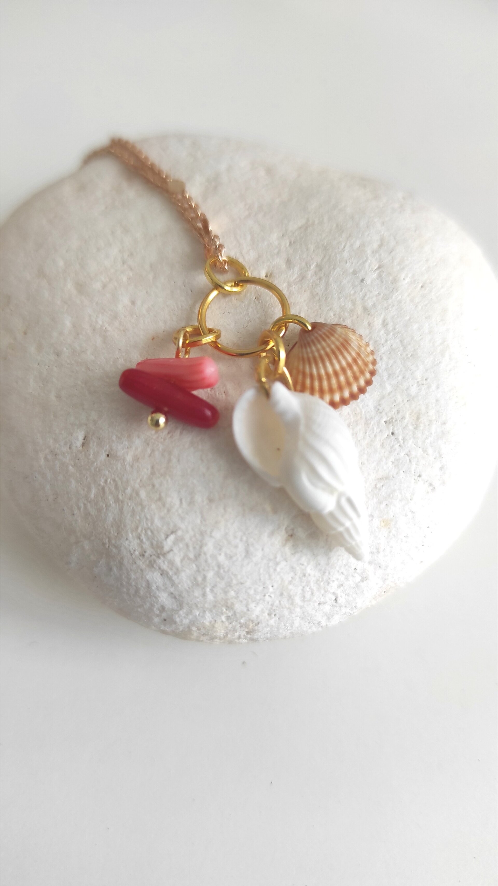 Collar cadena dorada con conchas y coral - 2