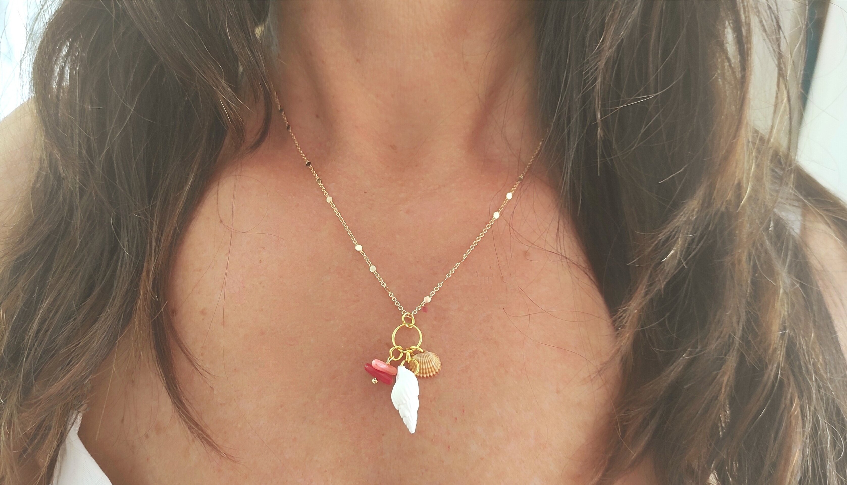 Collar cadena dorada con conchas y coral - 5