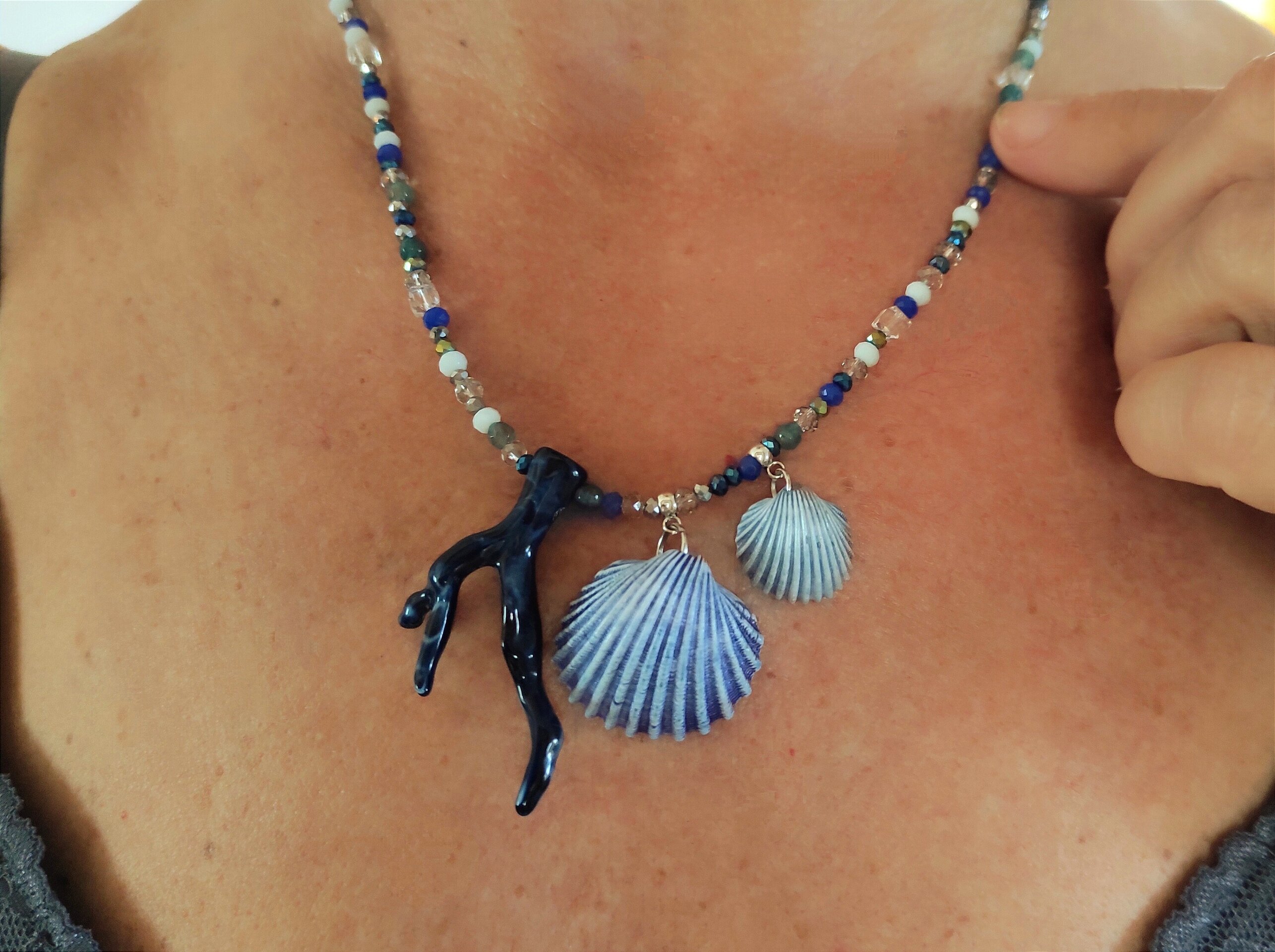 Collar conchas marinas azules y coral azul - 3