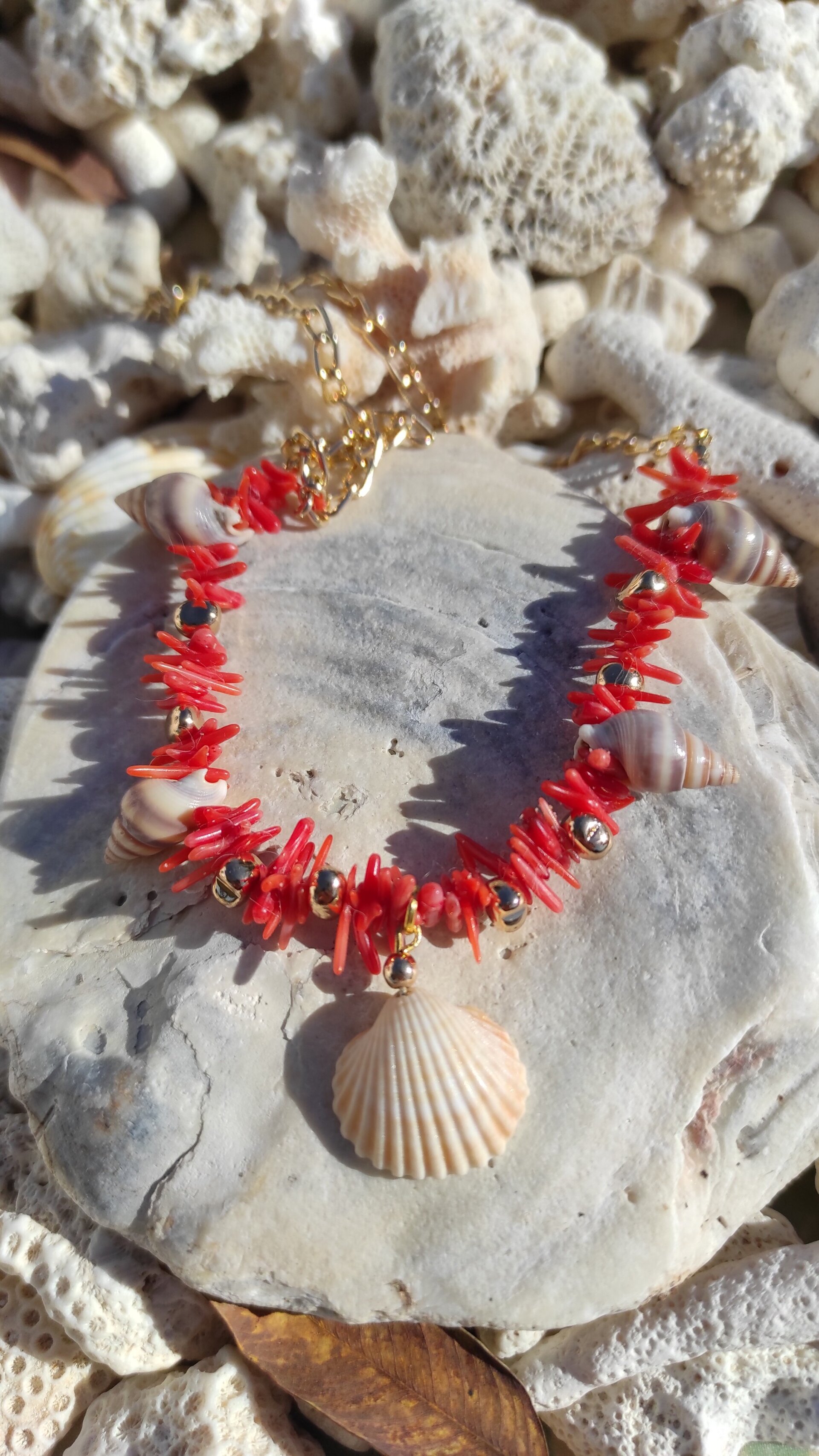 Collar coral rojo y conchas - 6