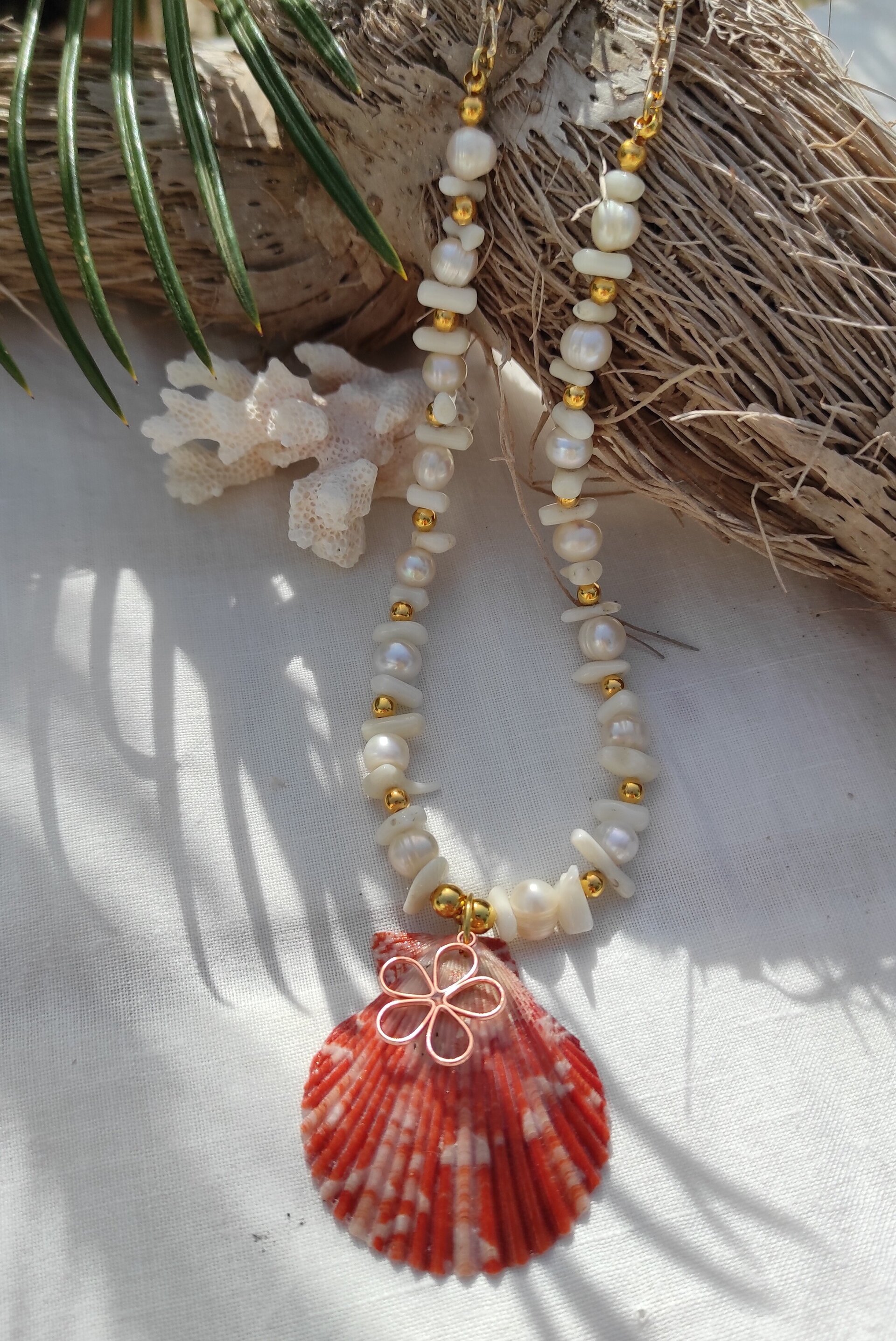 Collar Concha de vieira con flor, perla natural y coral blanco - 6