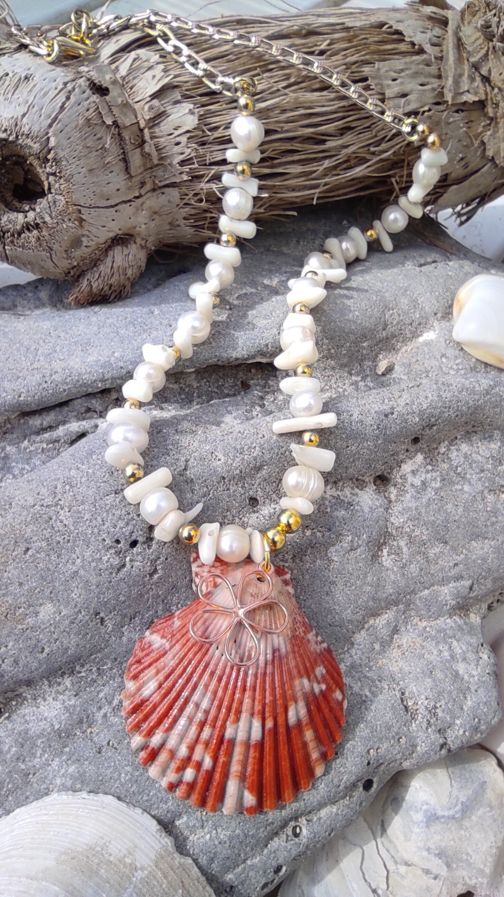 Collar Concha de vieira con flor, perla natural y coral blanco - 5