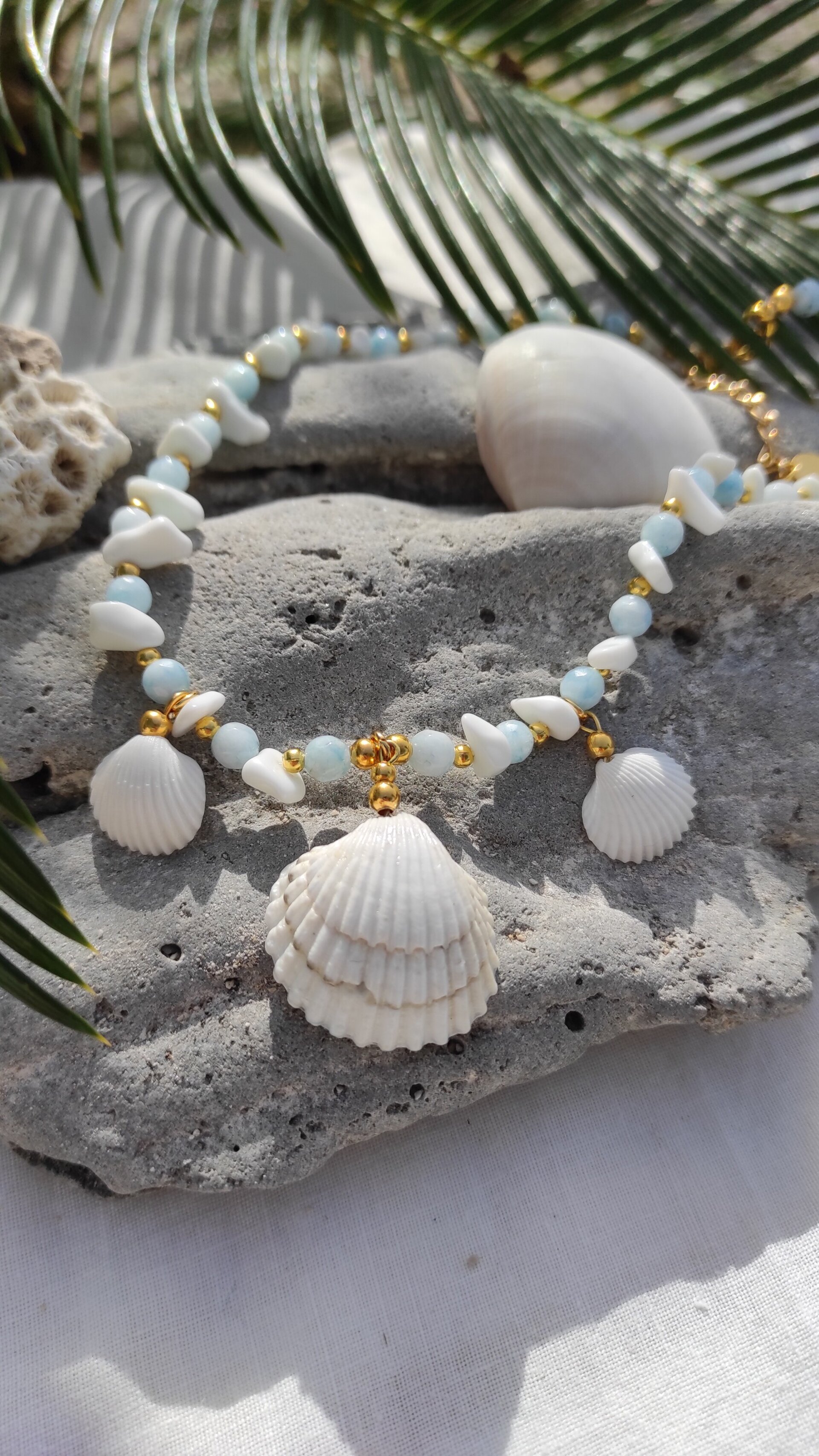 Collar tres conchas blancas, piedras semipreciosas de agua marina y ágata blanca - 2