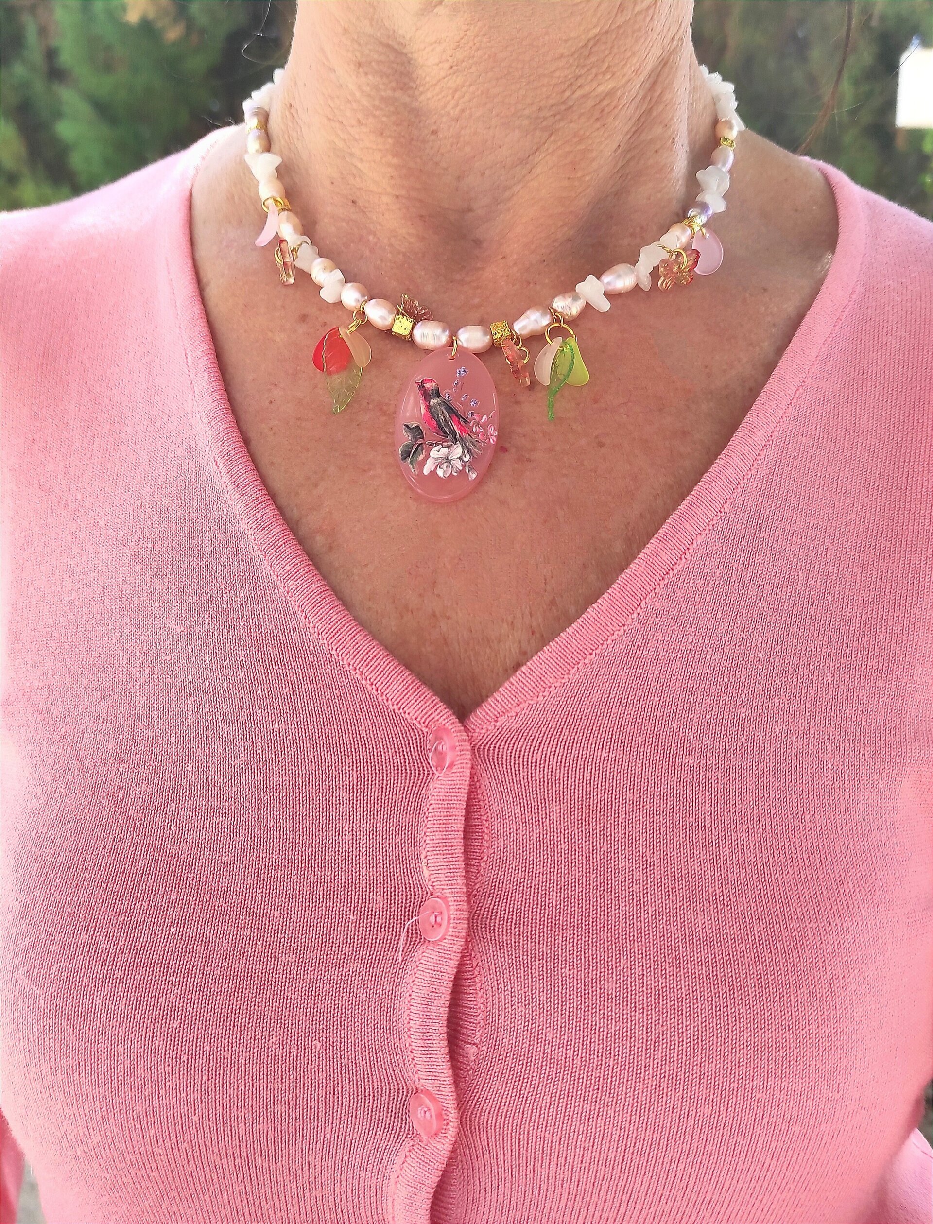 Collar jade blanco y perlas con pajarito en resina - 7
