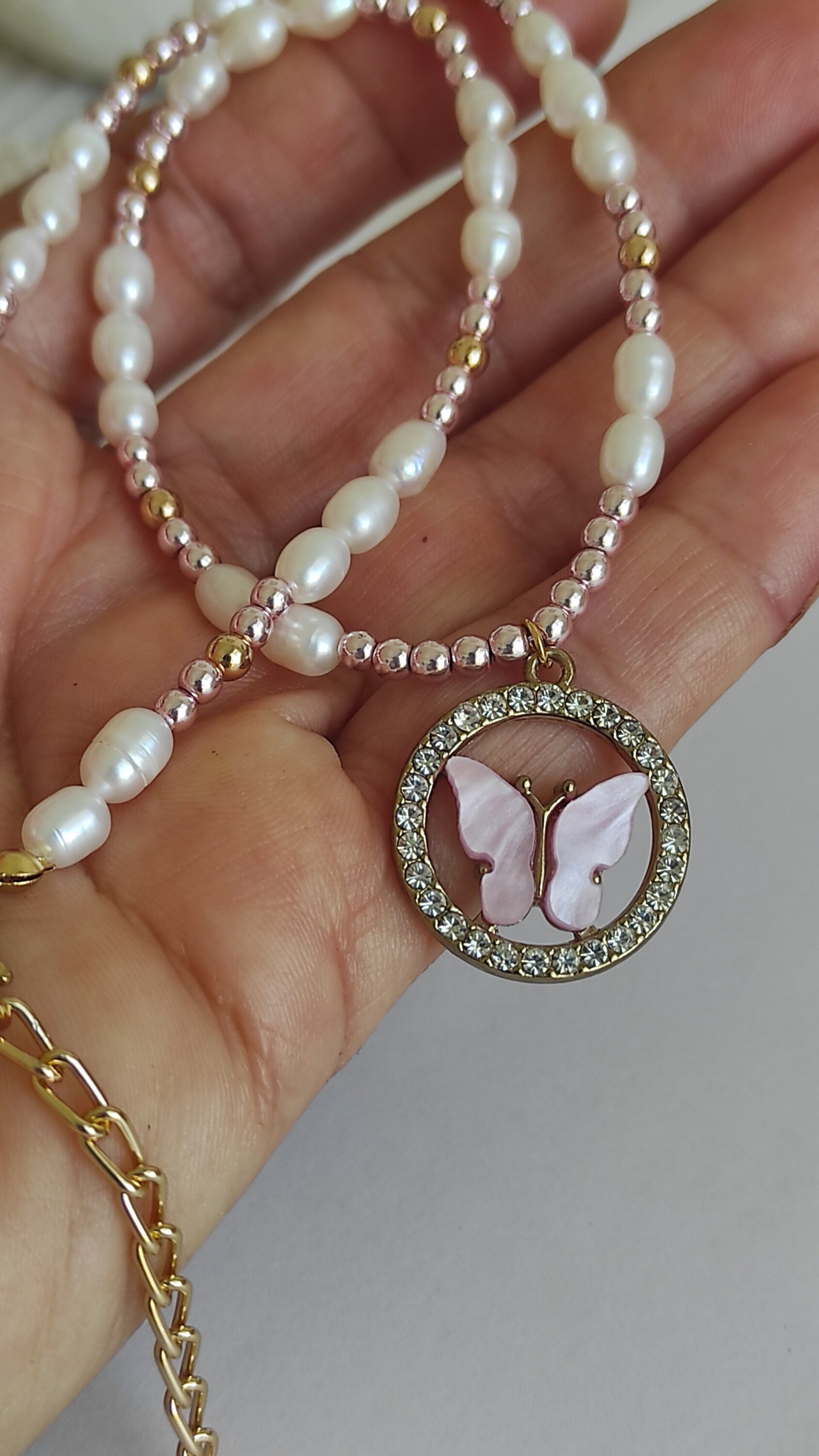 Collar Perlas y hematítes rosa con colgante mariposa rosa. - 2