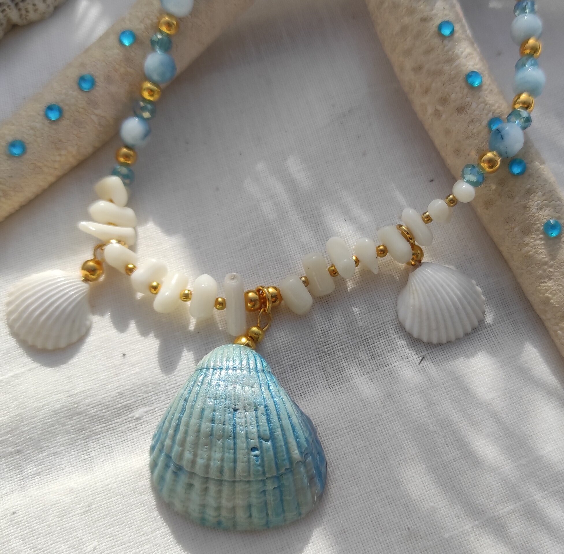 Collar tres conchas azul, aguas marinas y coral blanco - 1