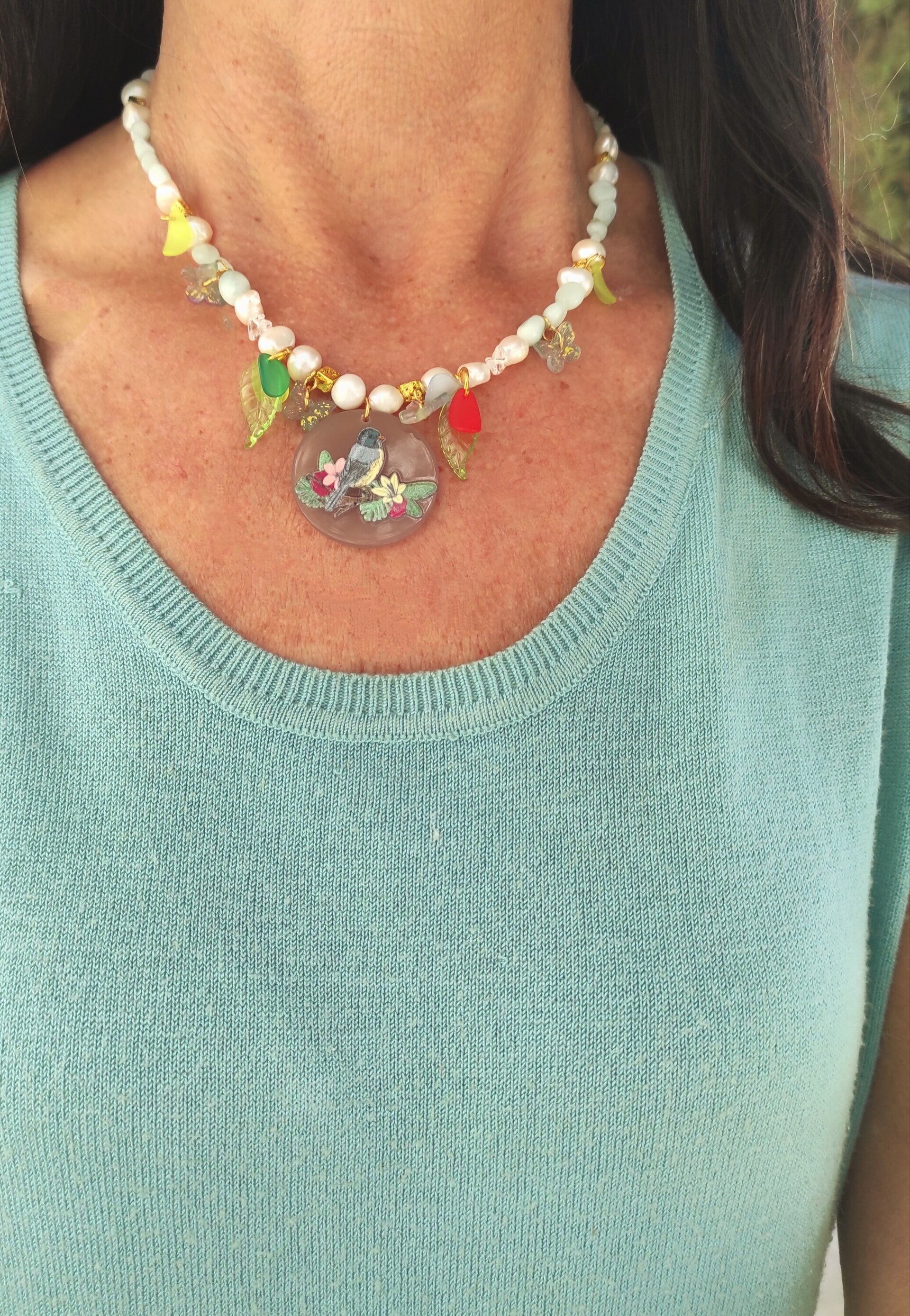 Collar de piedras agua marina y perlas con colgante de pájaro en resina - 6