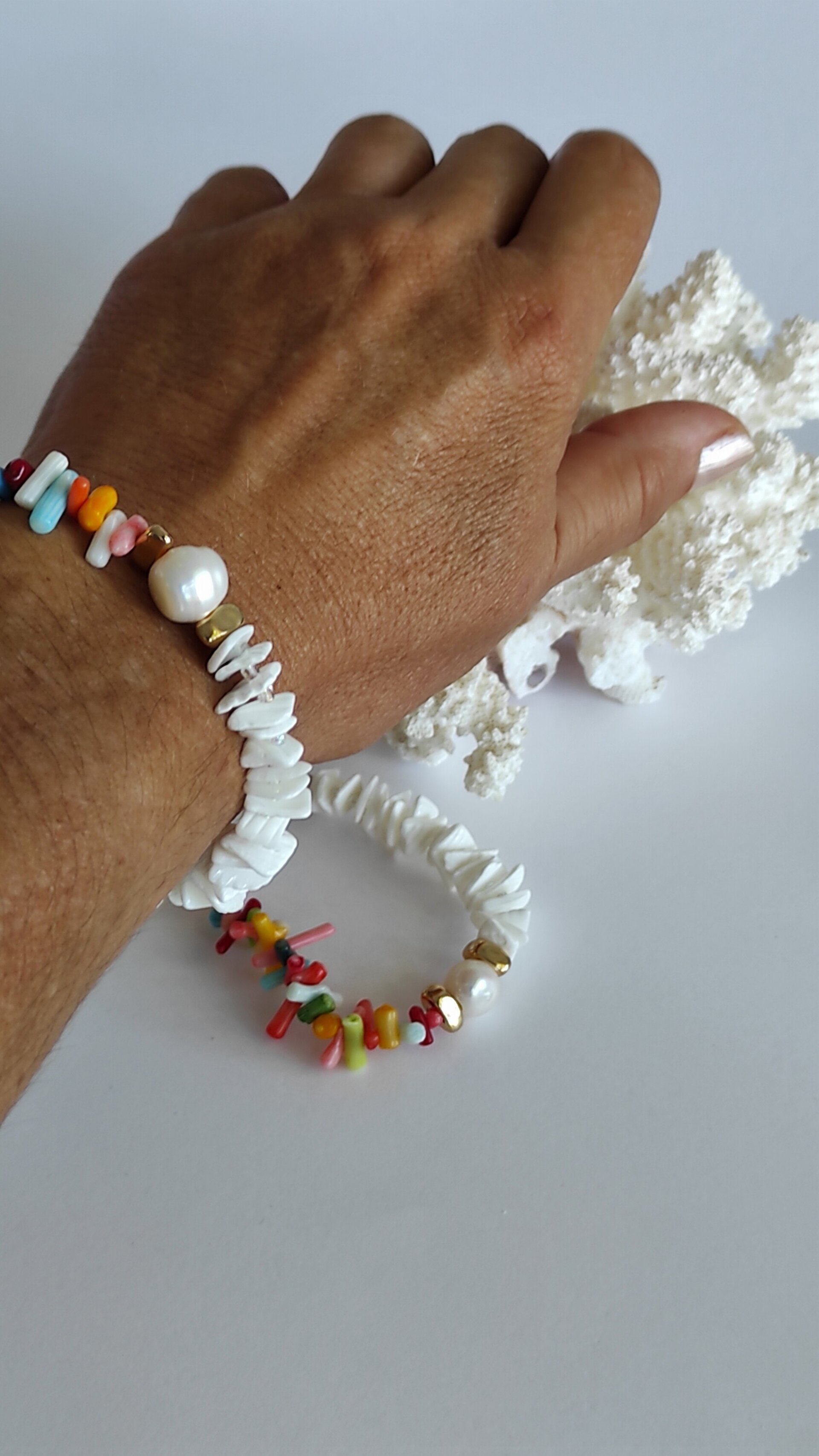 Pulsera corales multicolor y concha blanca - 4