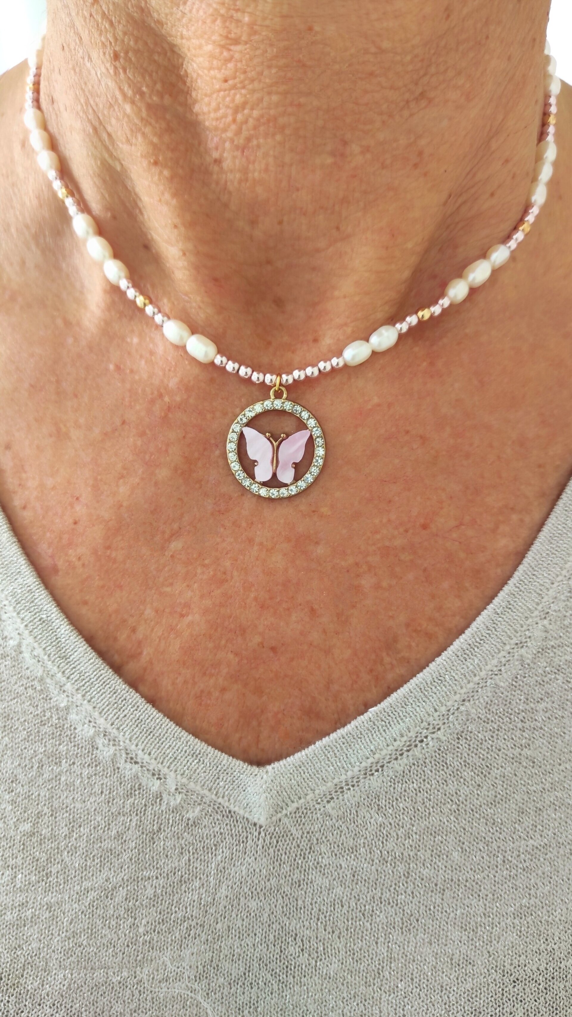 Collar Perlas y hematítes rosa con colgante mariposa rosa. - 4