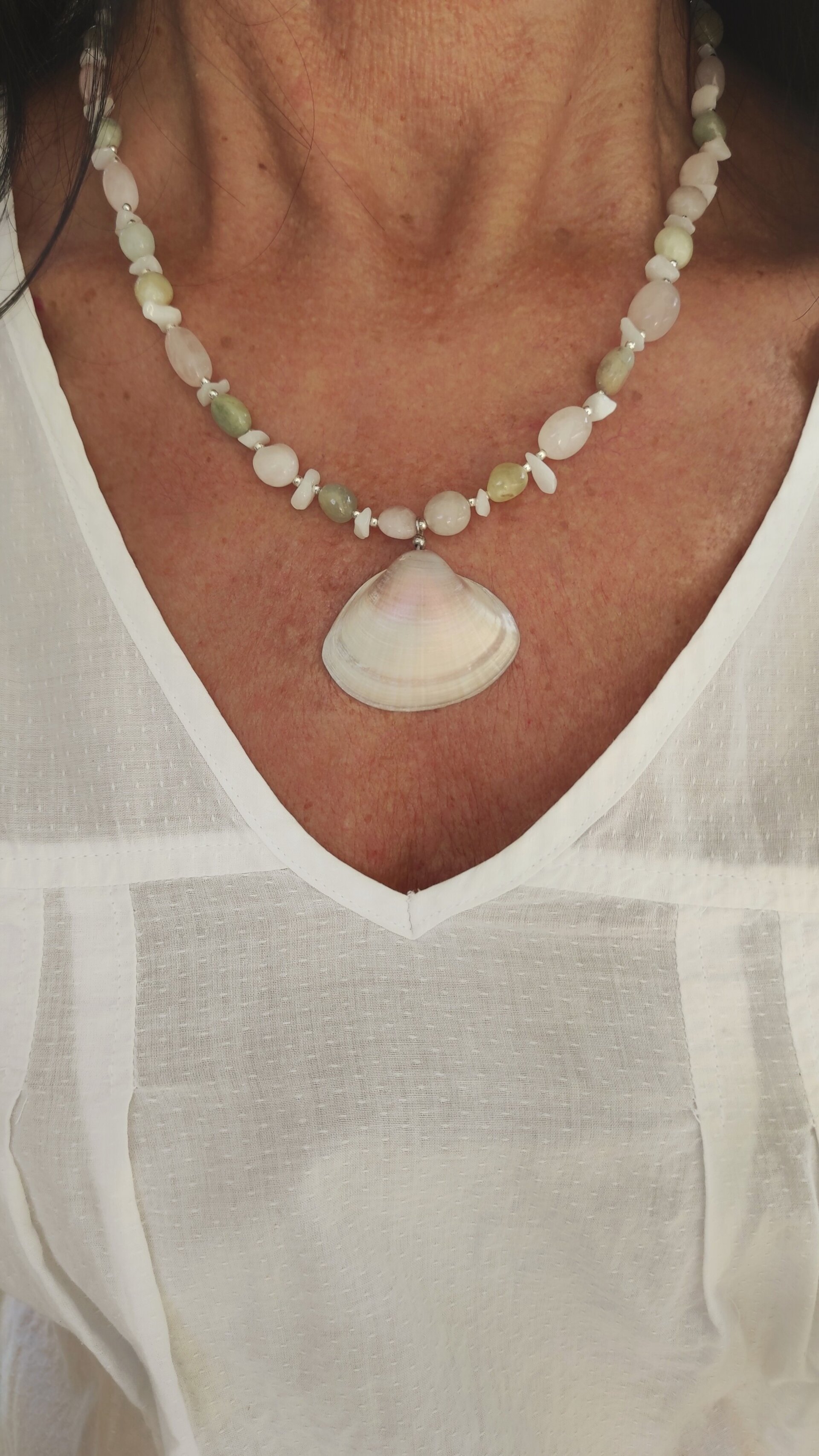 Collar cuarzo rosa y verde con colgante concha marina. - 5