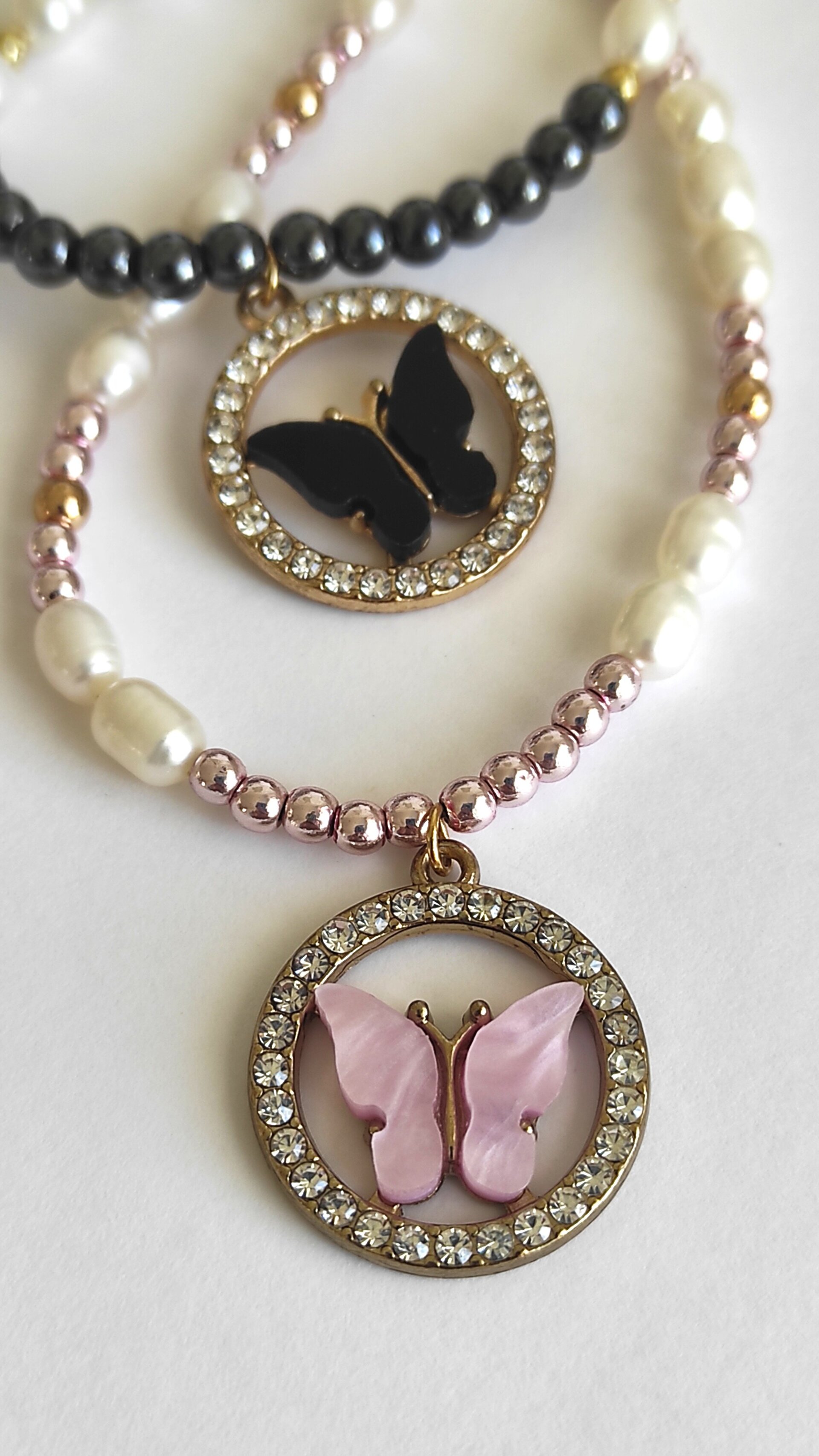 Collar Perlas y hematítes rosa con colgante mariposa rosa. - 3