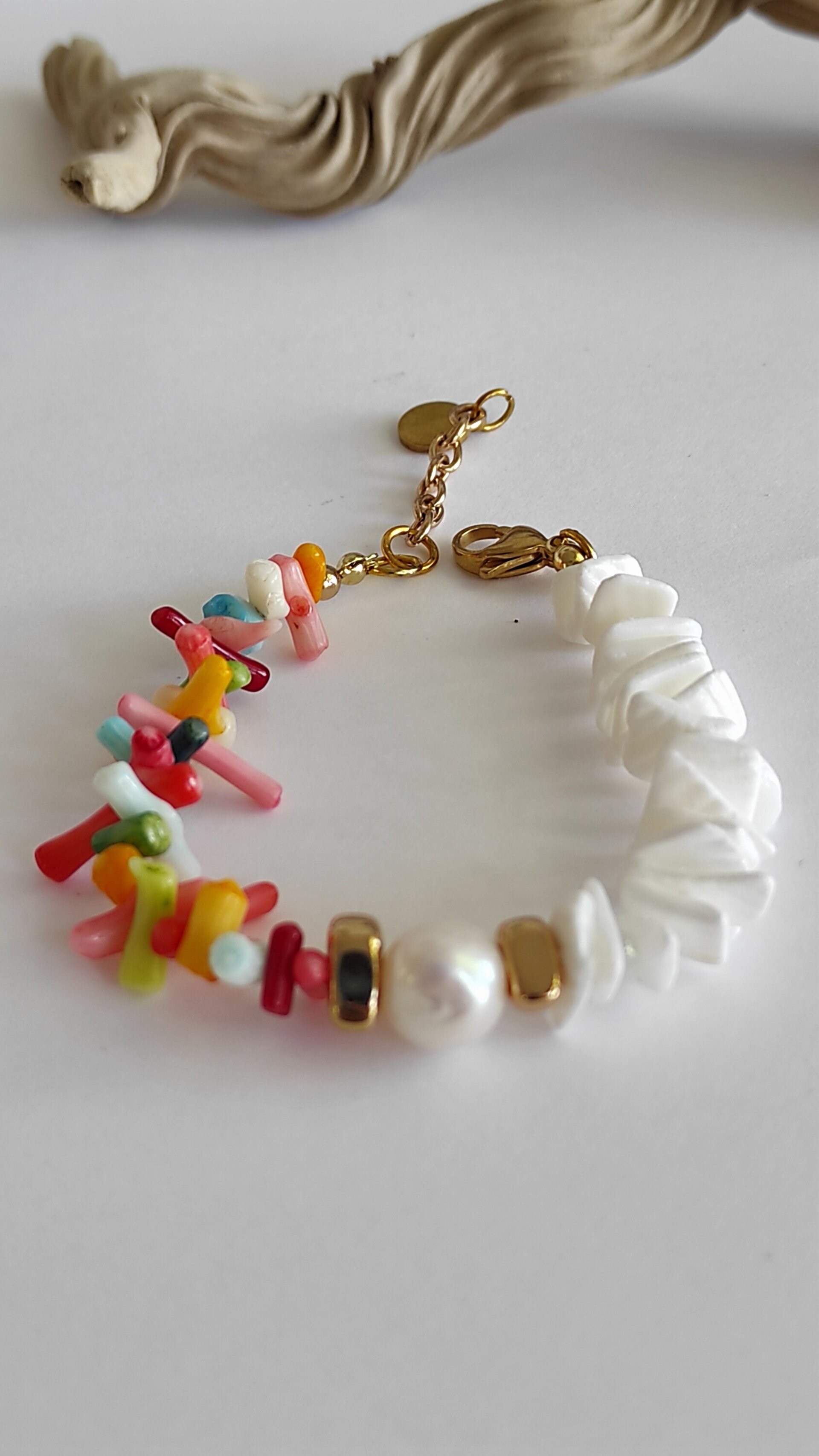 Pulsera corales multicolor y concha blanca - 2