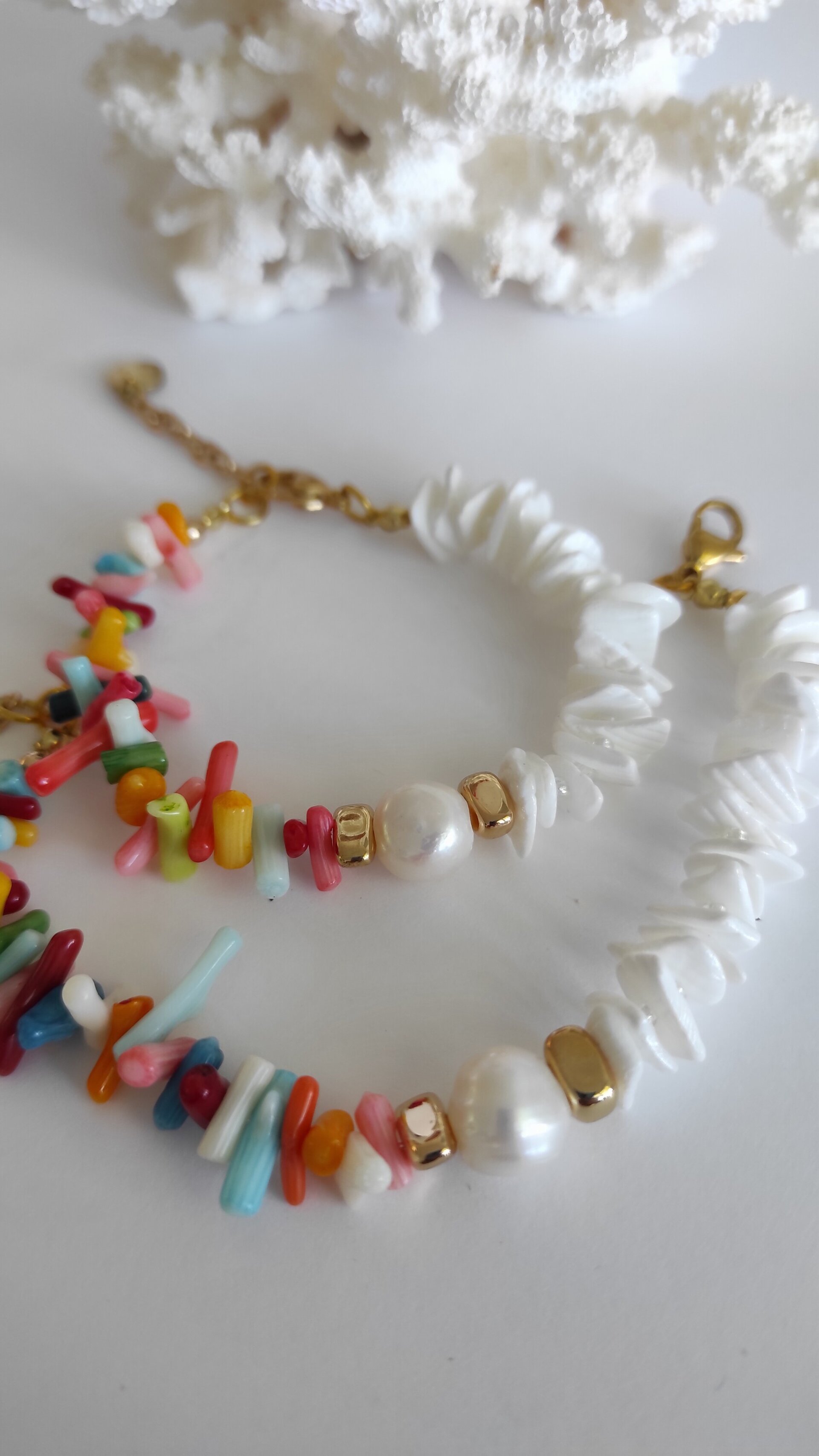 Pulsera corales multicolor y concha blanca - 3