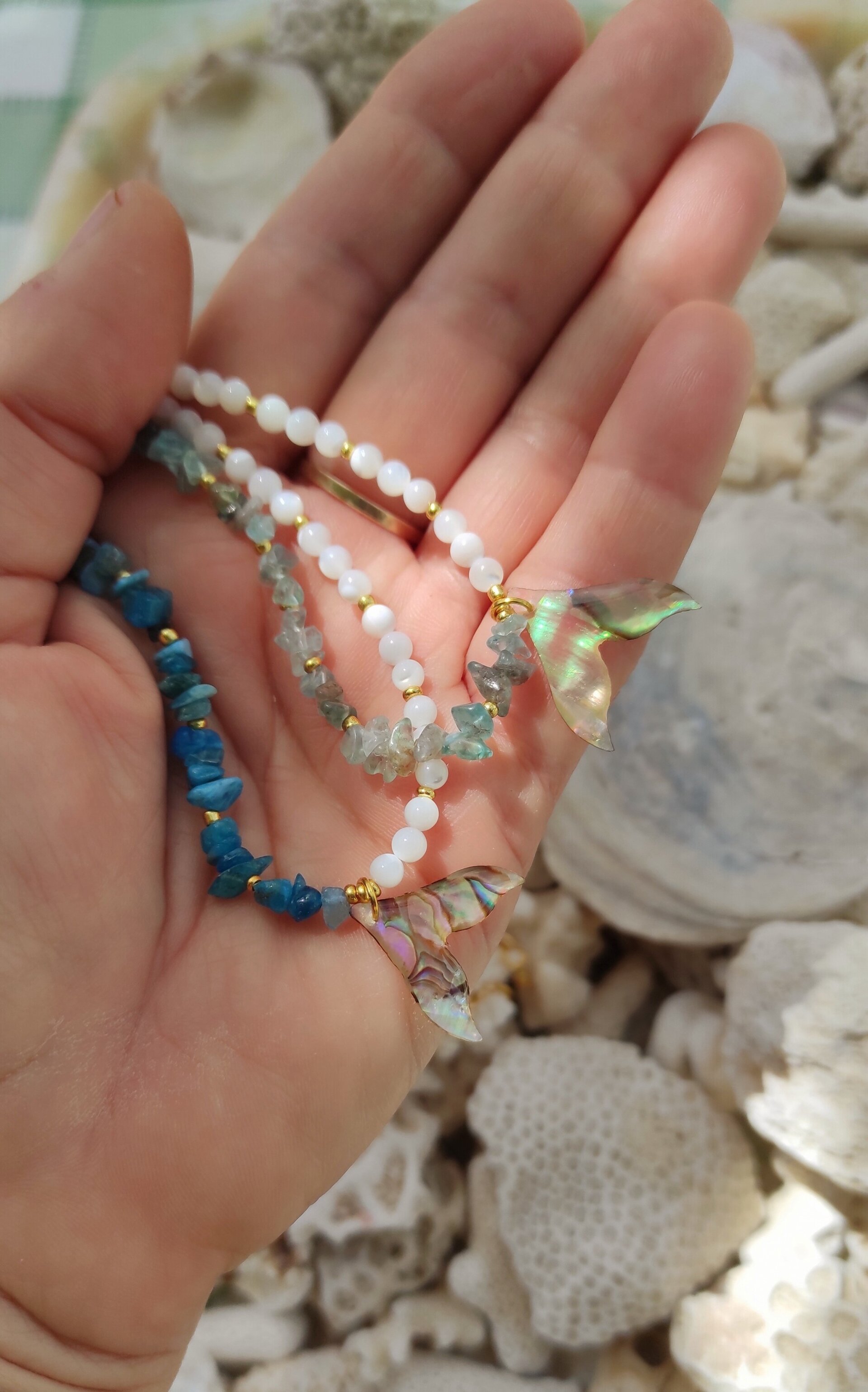 Collar cola de ballena y apatita azul claro - 4