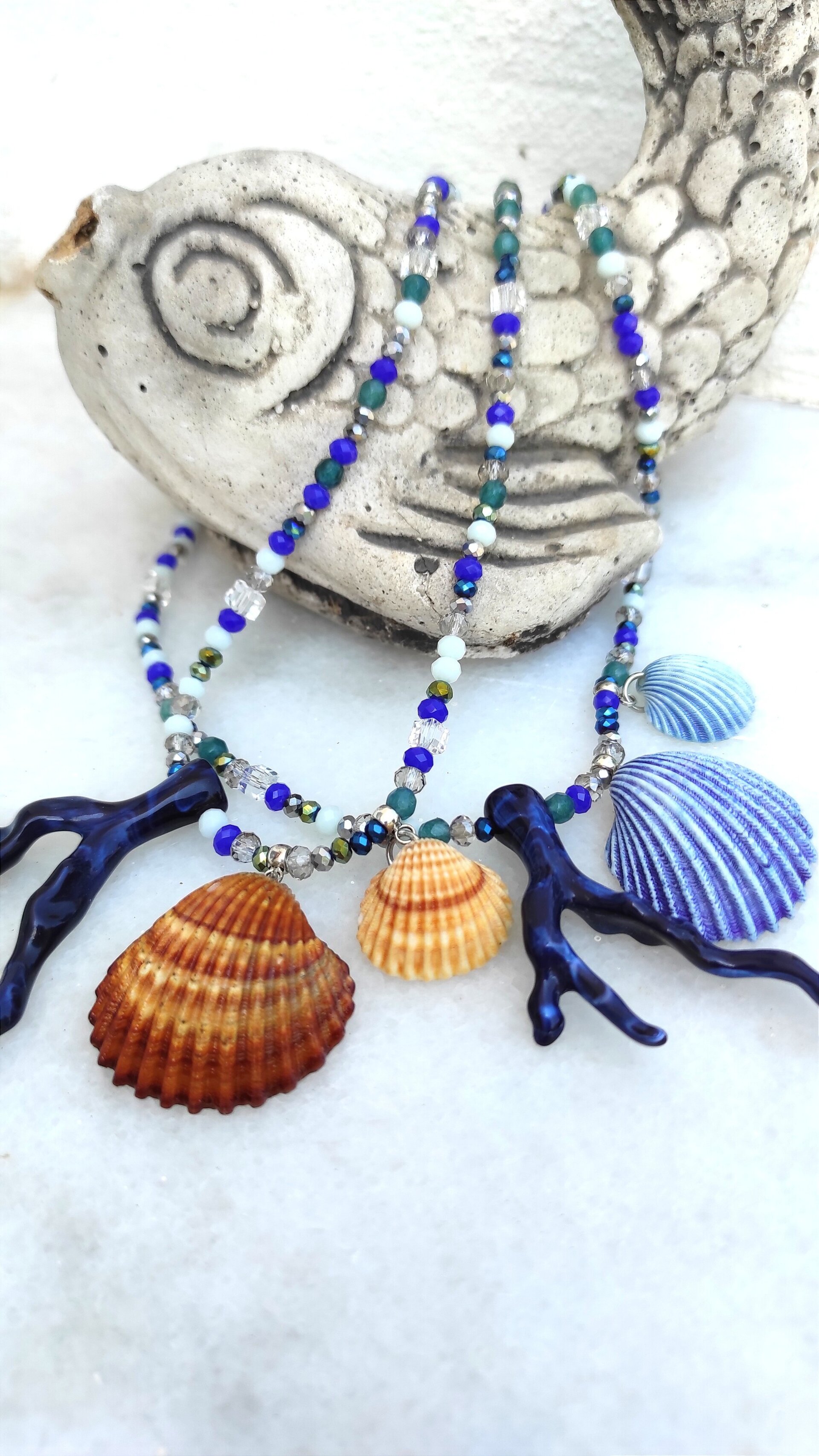 Collar conchas naturales y coral azul - 3