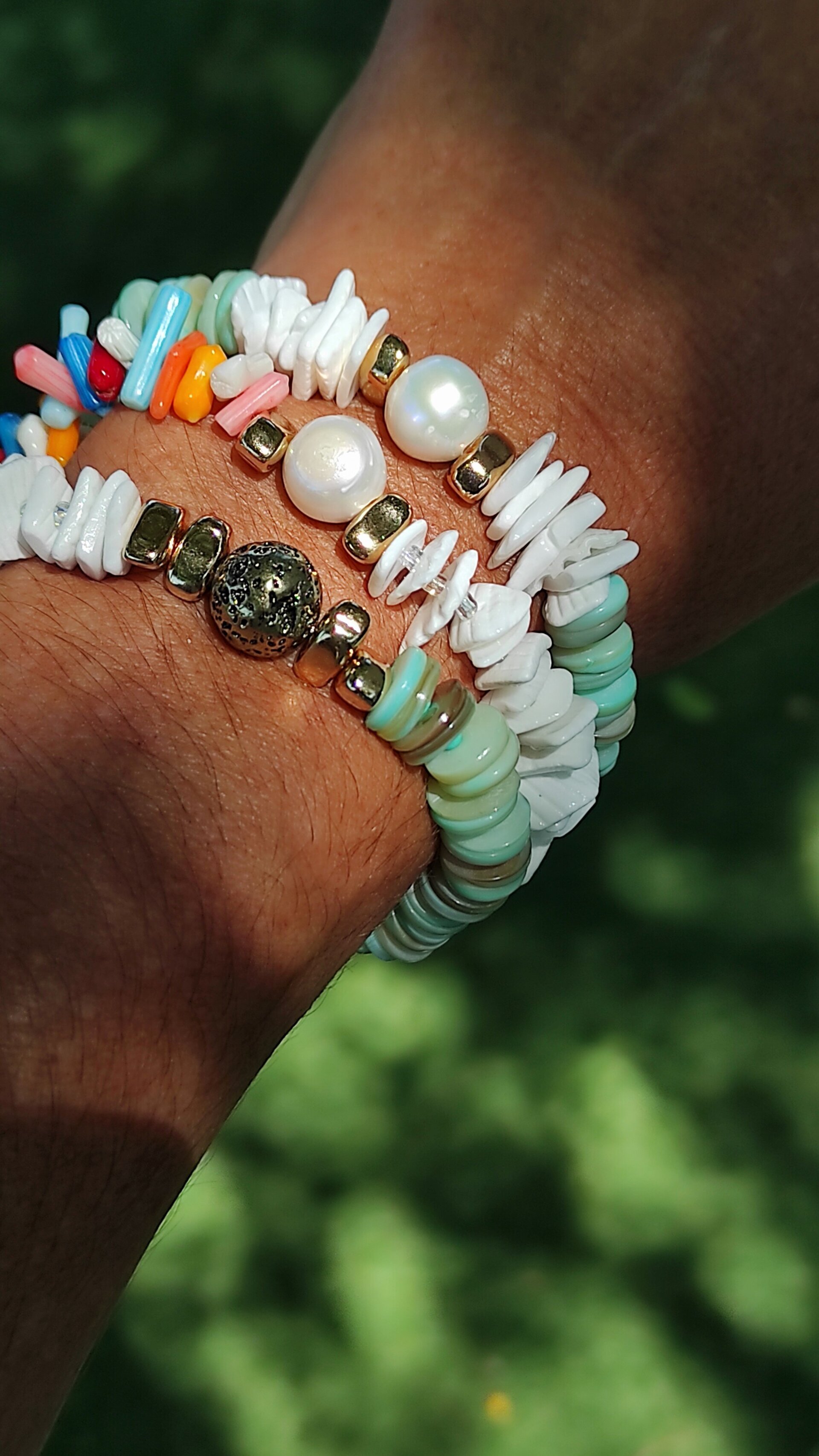 Pulsera corales multicolor y concha blanca - 7