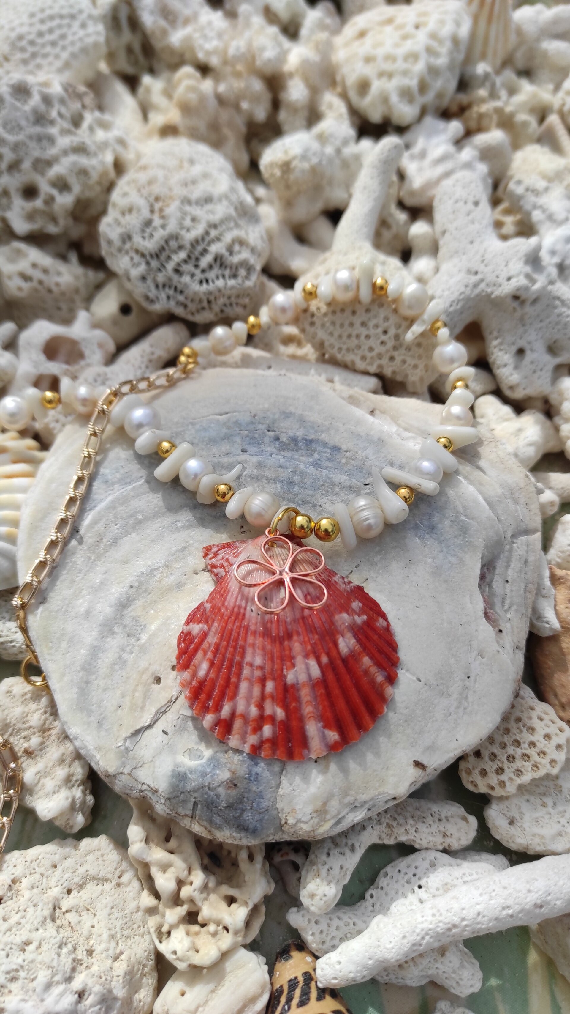 Collar Concha de vieira con flor, perla natural y coral blanco - 3