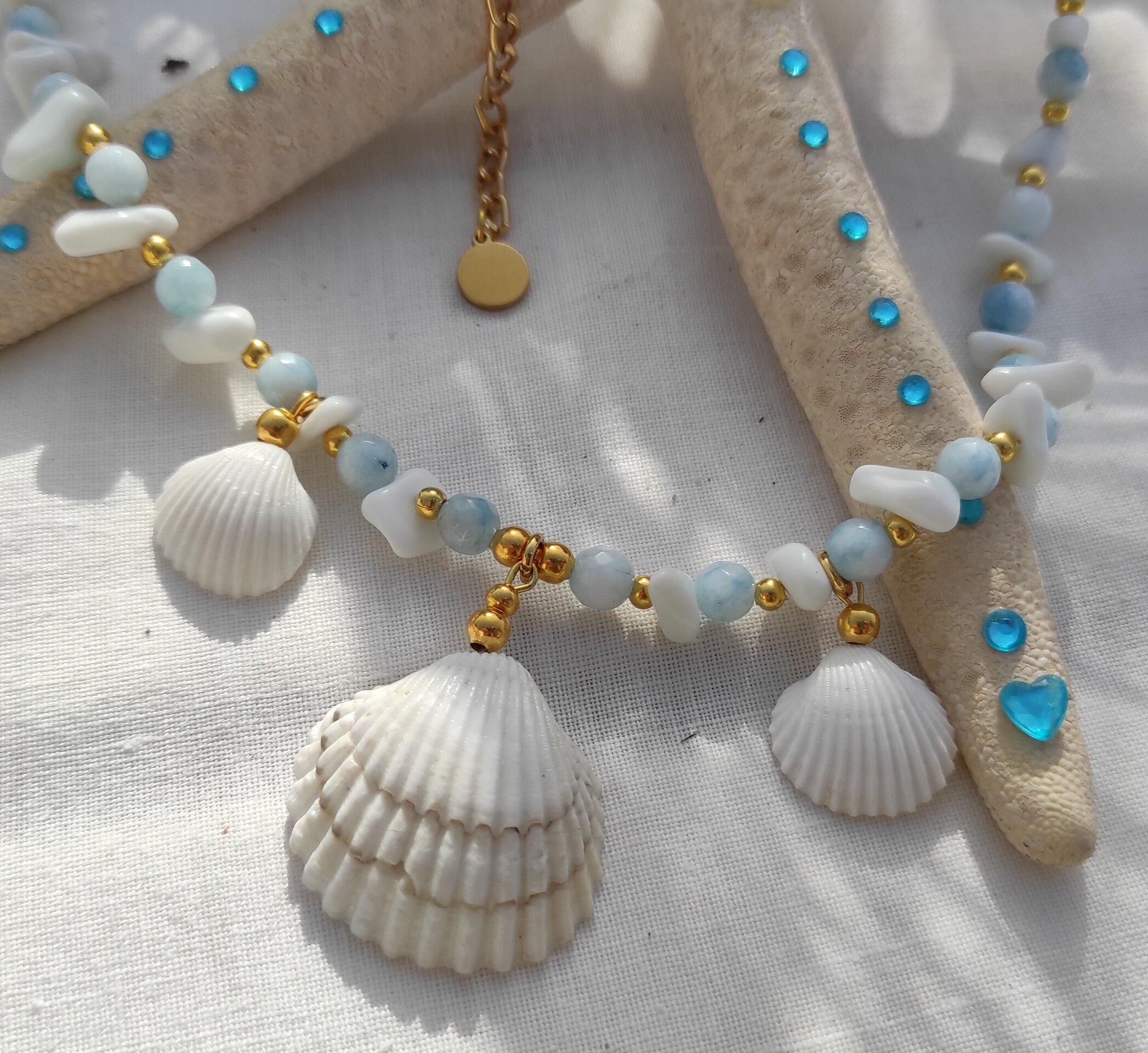 Collar tres conchas blancas, piedras semipreciosas de agua marina y ágata blanca - 3
