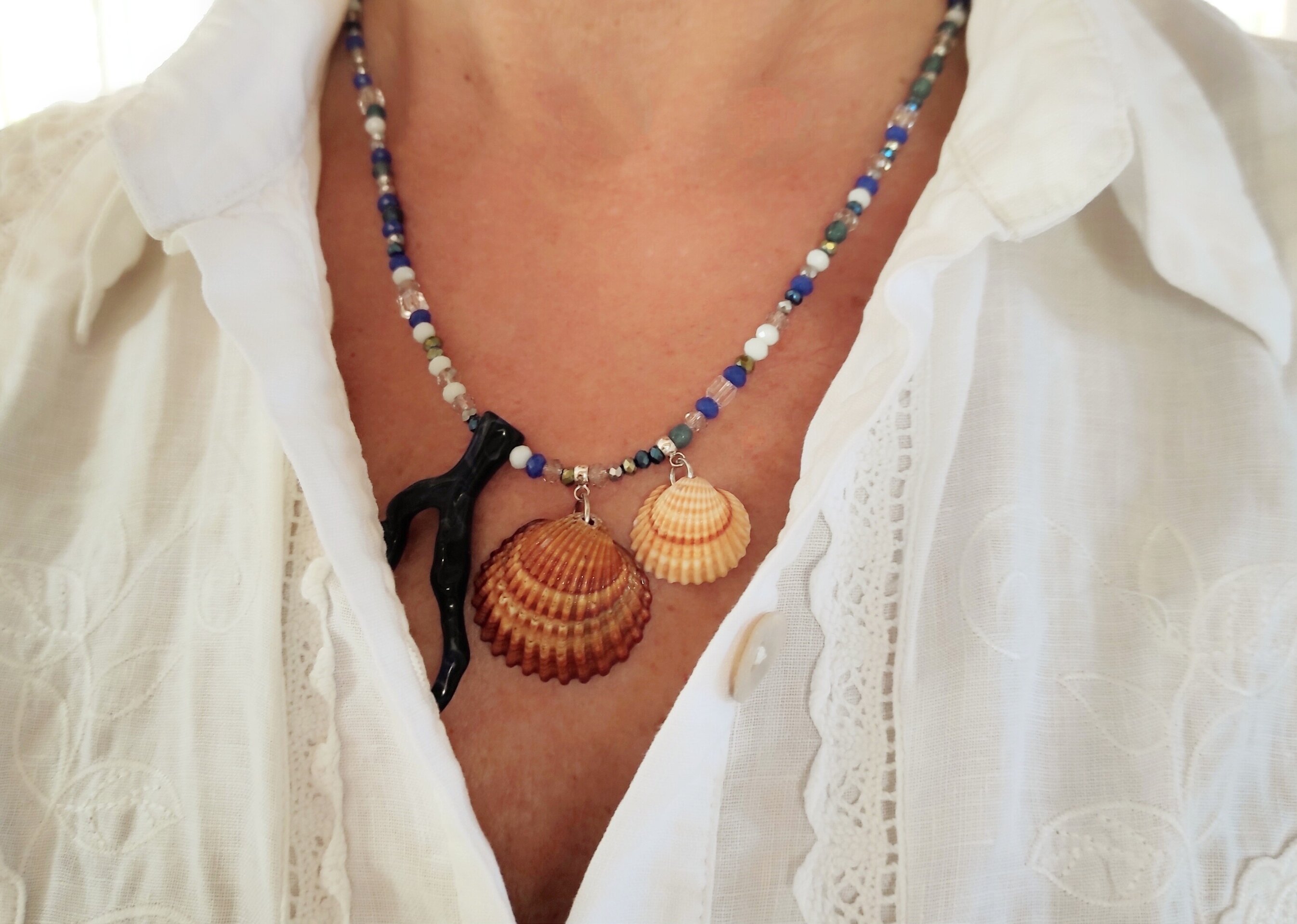 Collar conchas naturales y coral azul - 5