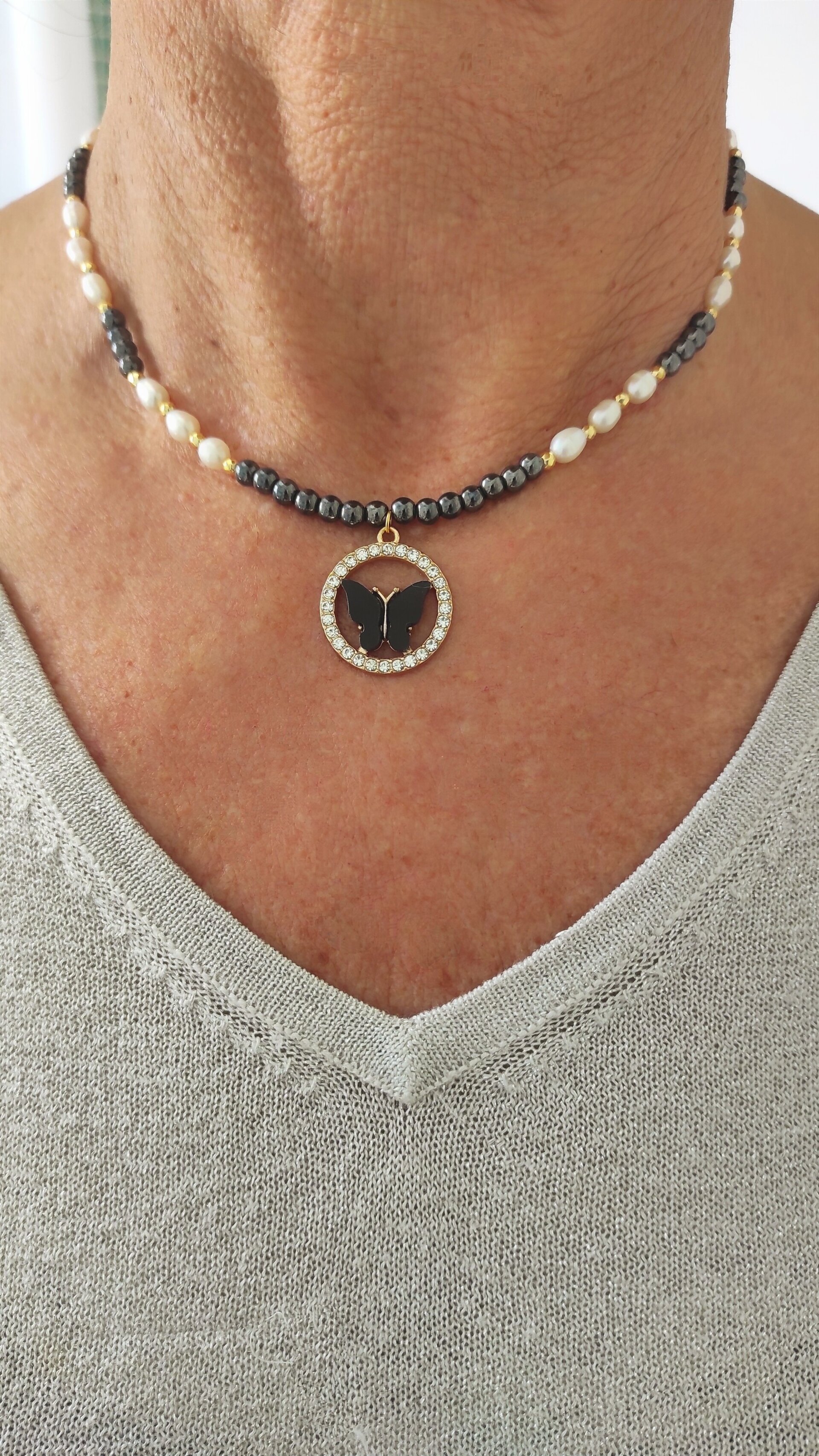 Collar perlas, hematítes y mariposa negra - 5