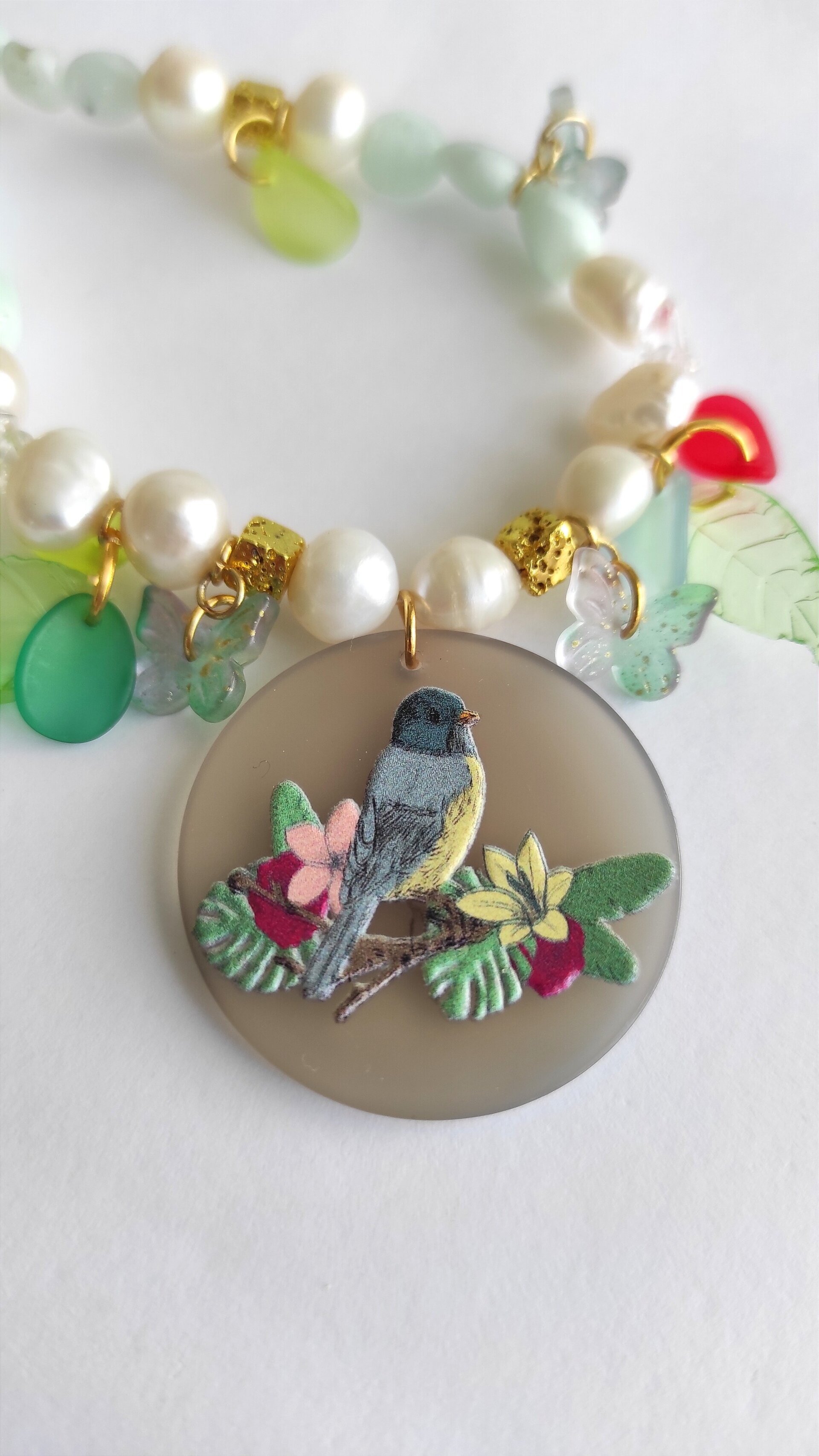 Collar de piedras agua marina y perlas con colgante de pájaro en resina - 2