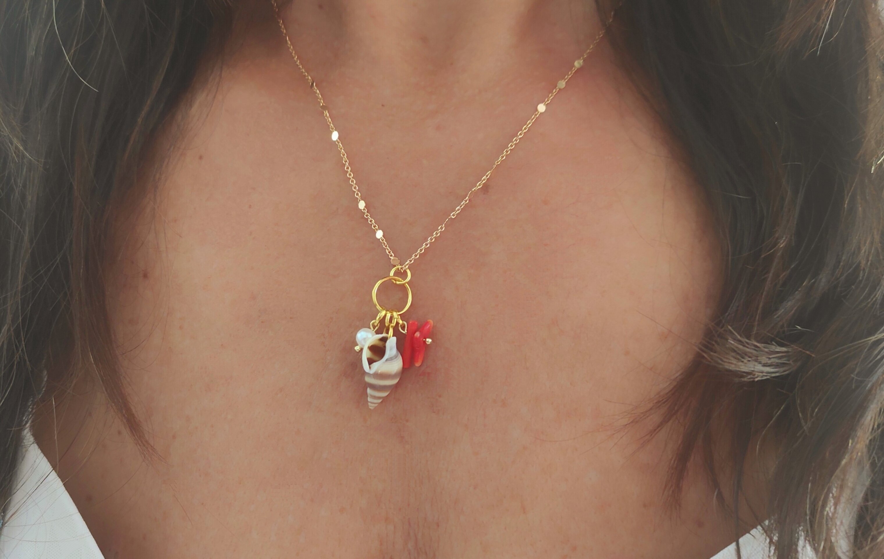 Collar cadena dorada con caracola y coral - 6