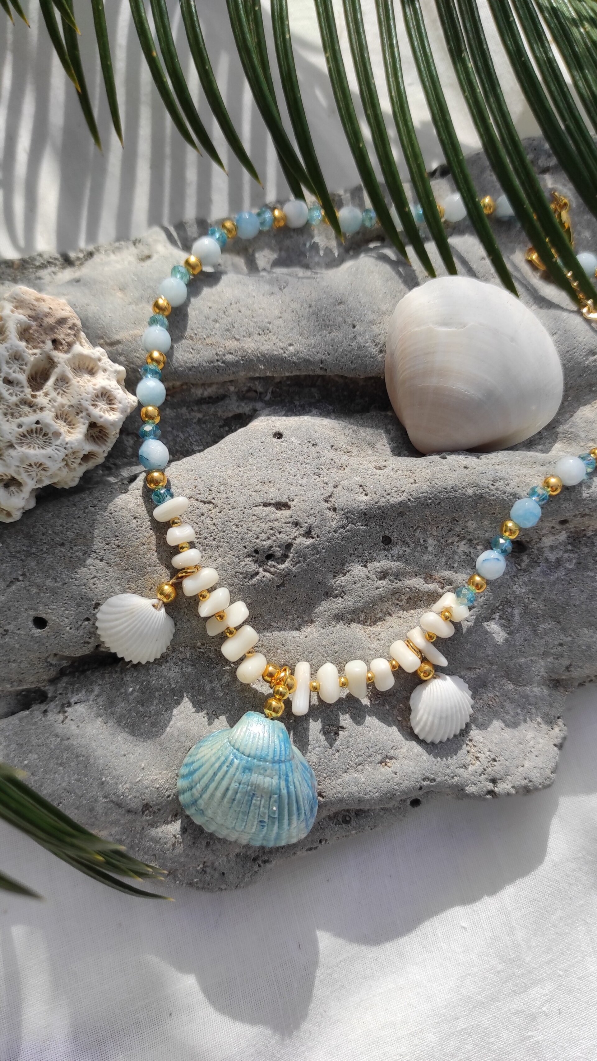 Collar tres conchas azul, aguas marinas y coral blanco - 3