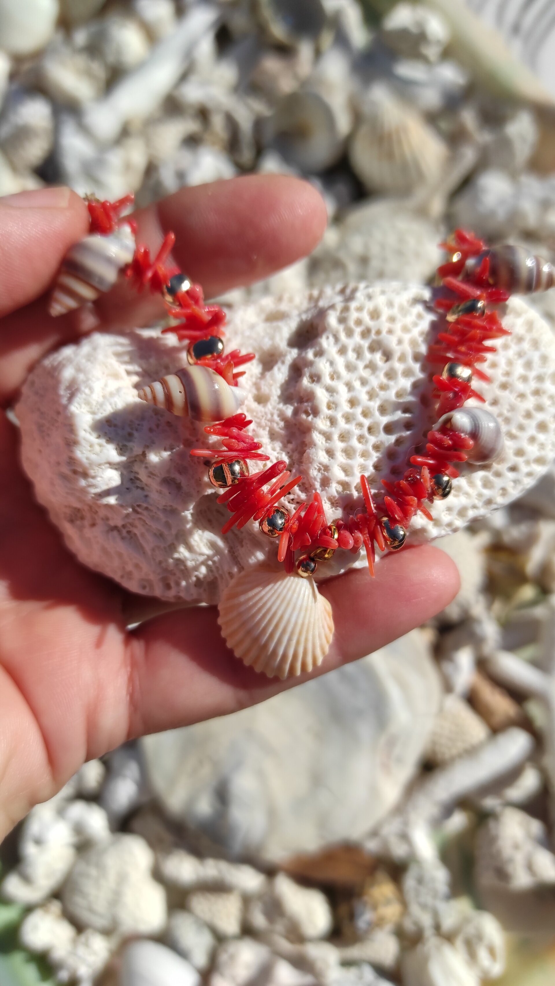 Collar coral rojo y conchas - 2