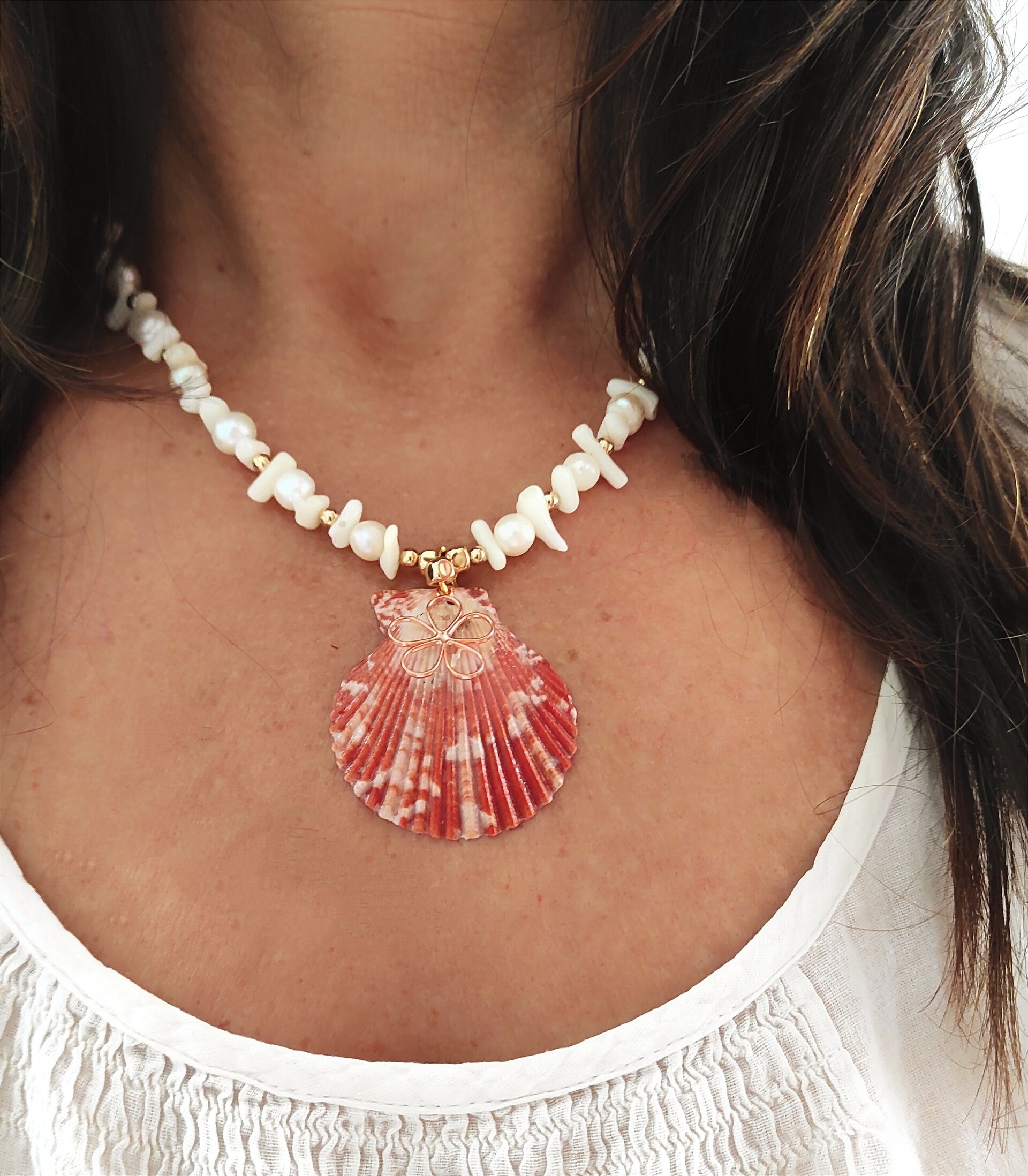 Collar Concha de vieira con flor, perla natural y coral blanco - 4