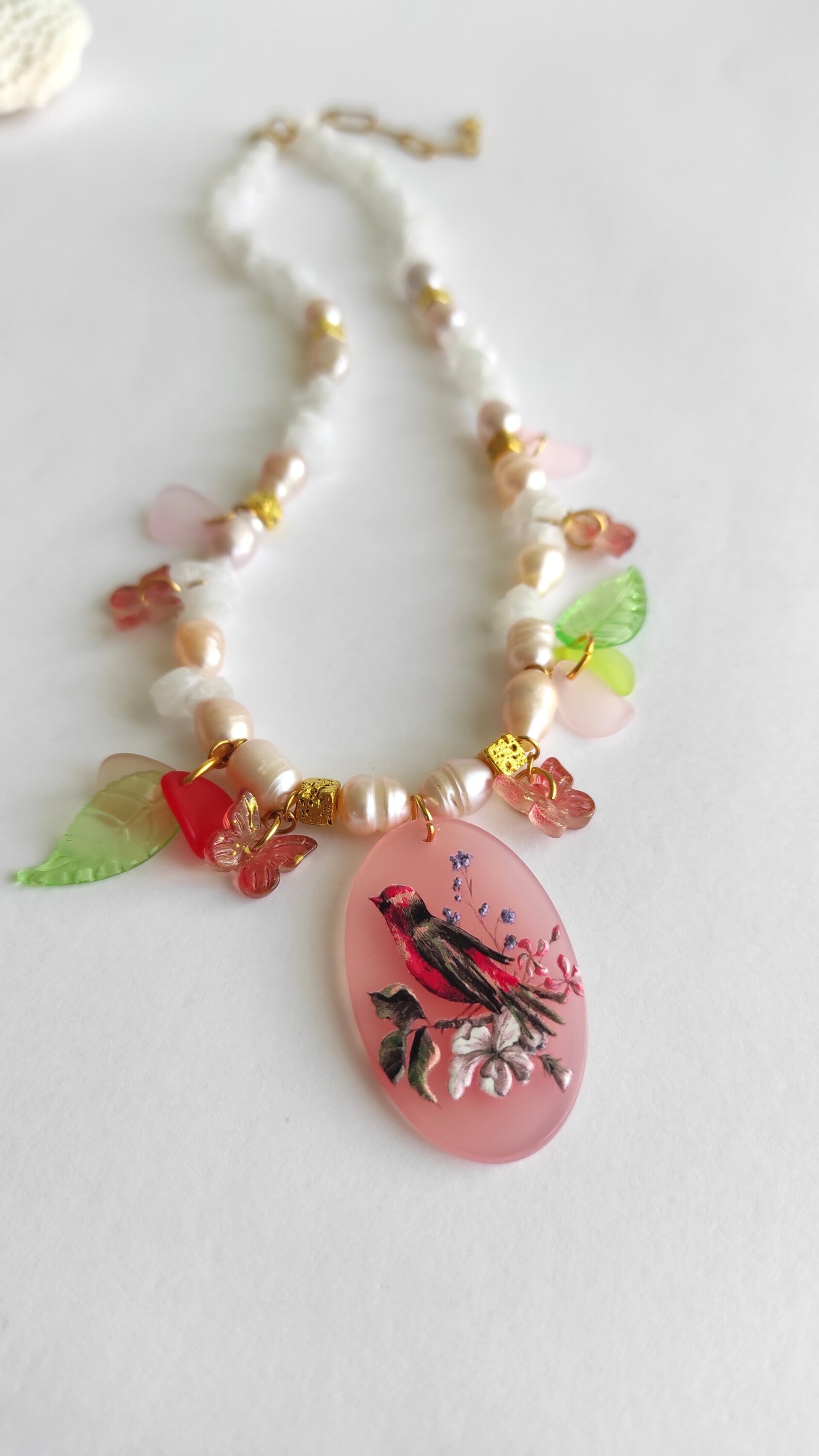Collar jade blanco y perlas con pajarito en resina - 3