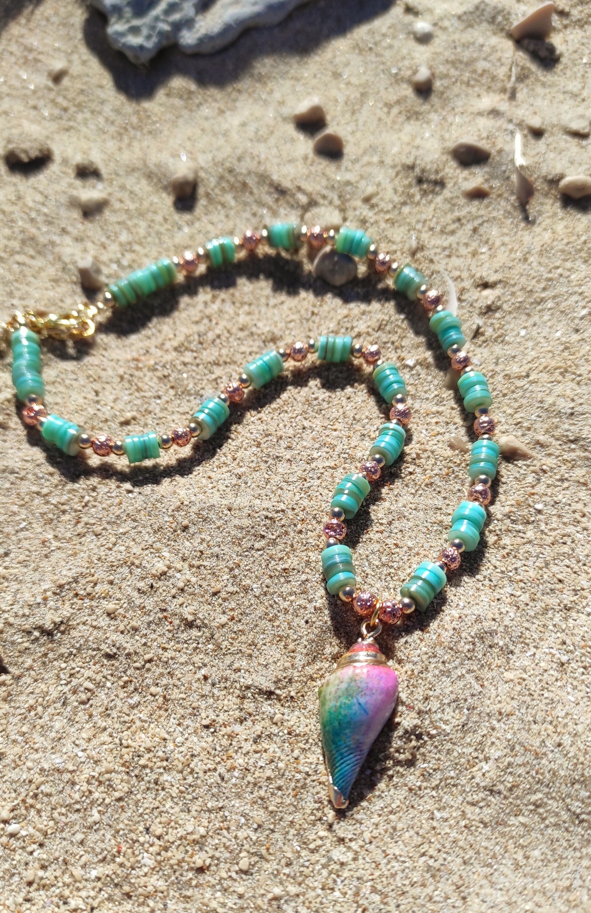 Collar caracola arcoiris, concha y piedra volcánica - 7